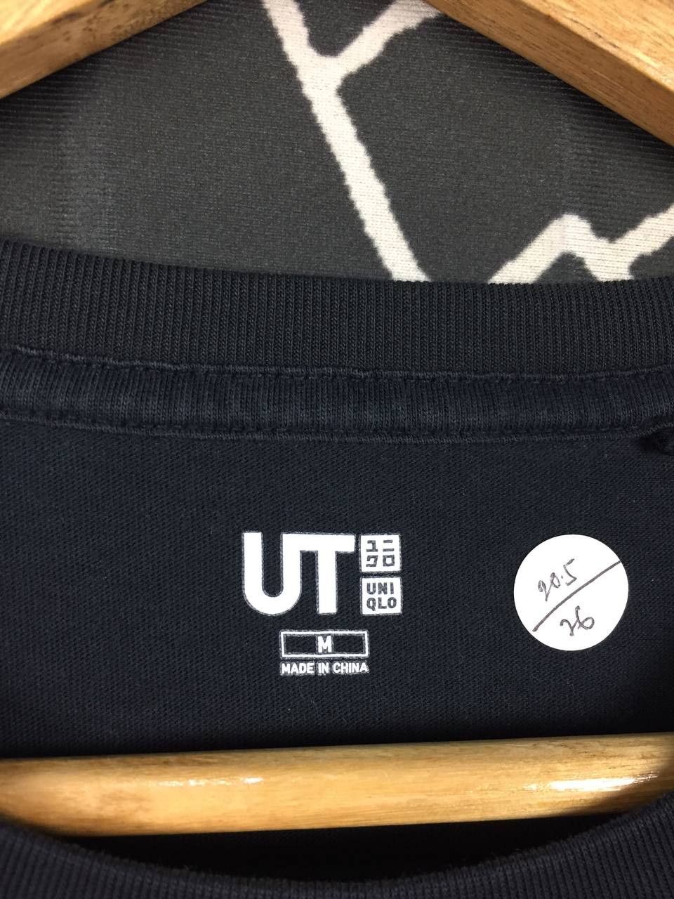 Uniqlo Uniqlo Gibson Brands Inc. 2021 Gibson SG Guitar Graphic Tee Size US M / EU 48-50 / 2 - 7 Thumbnail