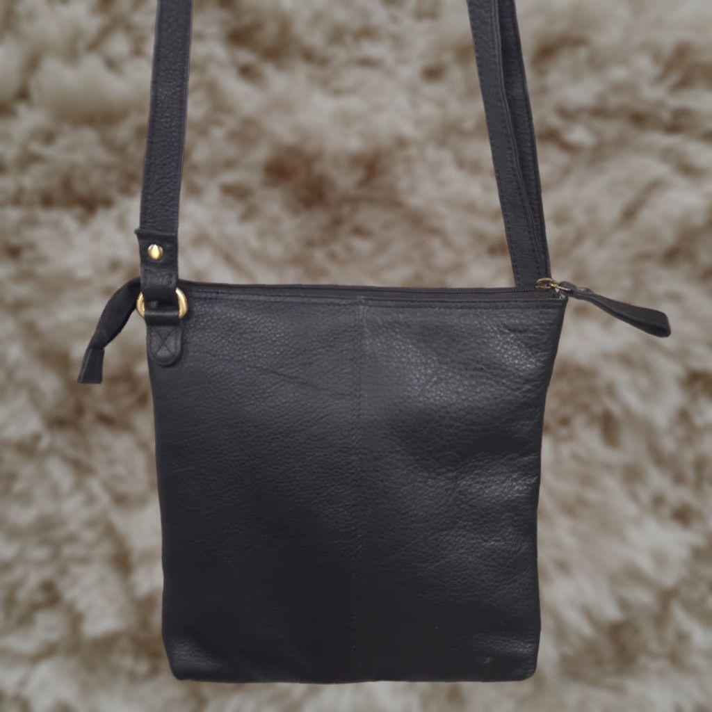 Vintage Womens Black Pebbled Leather Crossbody Purse Small Bag With Adjustable Strap, Minimalist Style, Timeless Design