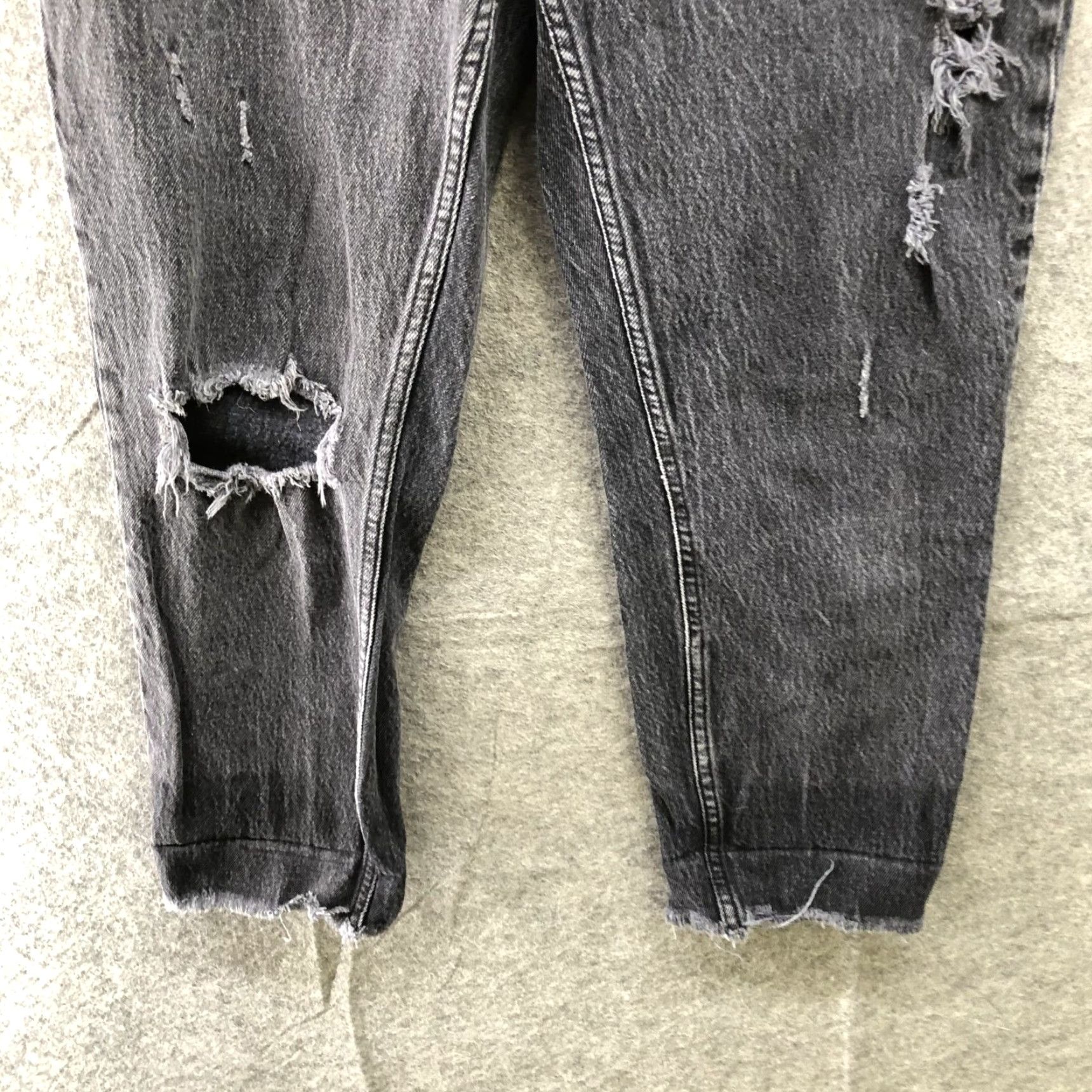 Abercrombie & Fitch Abercrombie & Fitch The Mom High Rise Jeans Size 4 / 27 Black Distressed Size 27" / US 4 / IT 40 - 4 Thumbnail