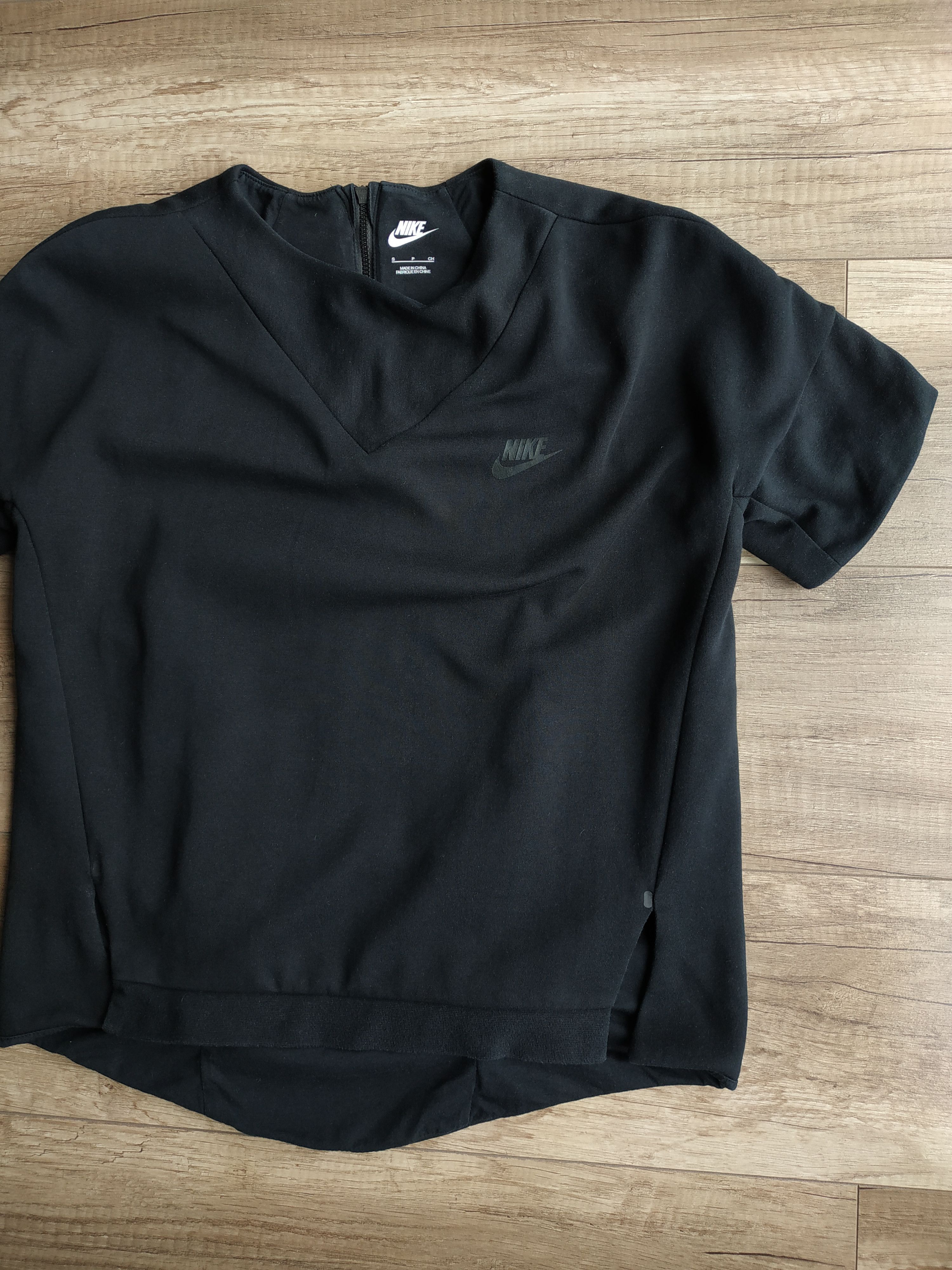 Jordan Brand × Nike NIKE Women's Short Sleeve Tech Fleece Black T-shirt, SMALL Size S / US 4 / IT 40 - 2 Thumbnail
