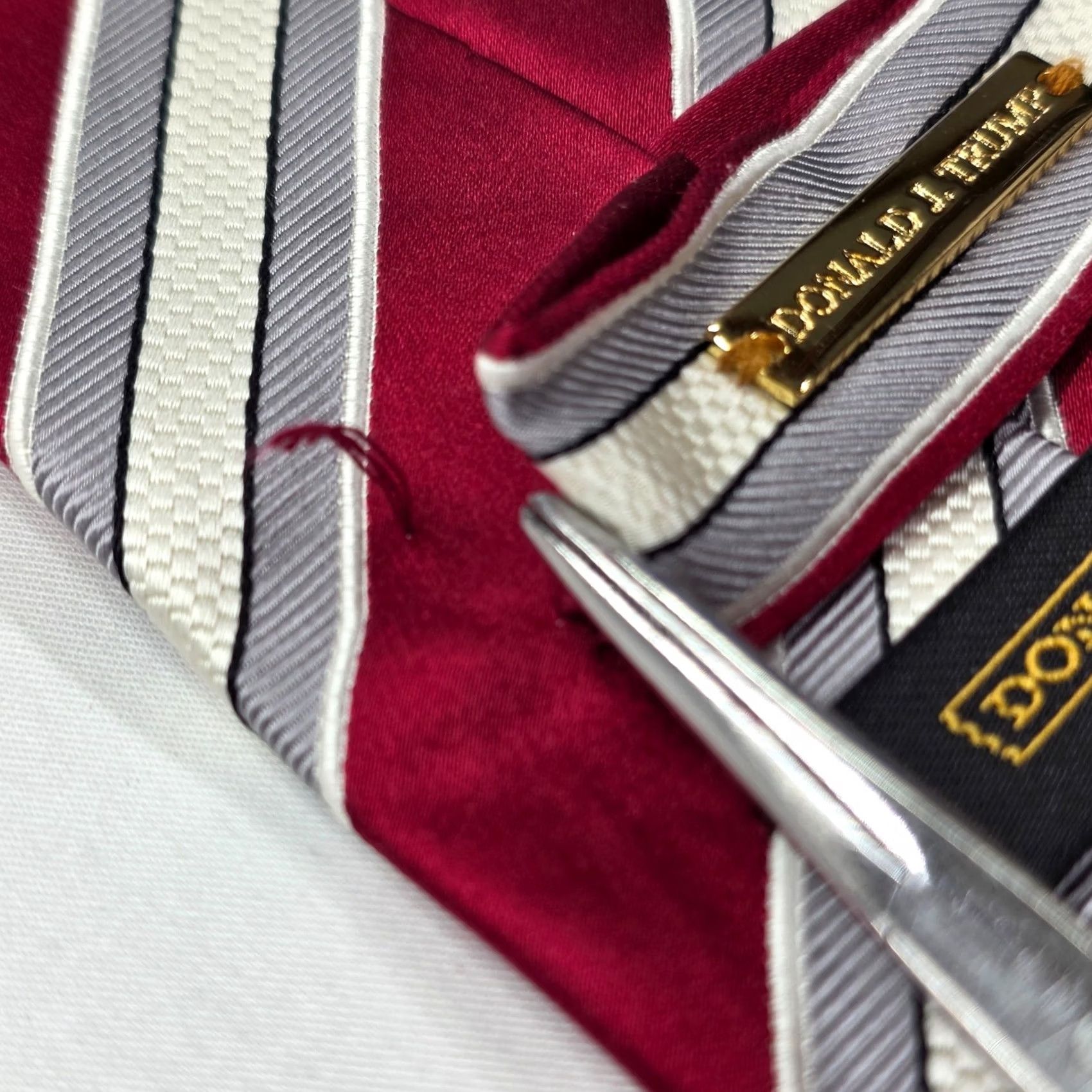 Vintage Donald J Trump Tie Red White Stripe Signature Collection Hand Made 100% Silk Shirt Mens Tie Size ONE SIZE - 2 Thumbnail