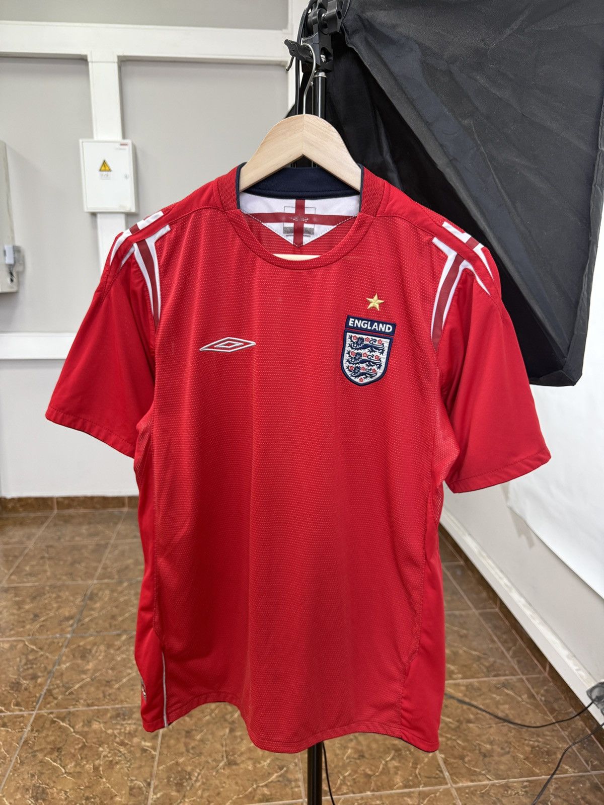 Umbro 🏴󠁧󠁢󠁥󠁮󠁧󠁿 2004-2005 Umbro England Away Soccer Jersey Football Kit Size US M / EU 48-50 / 2 - 1 Thumbnail