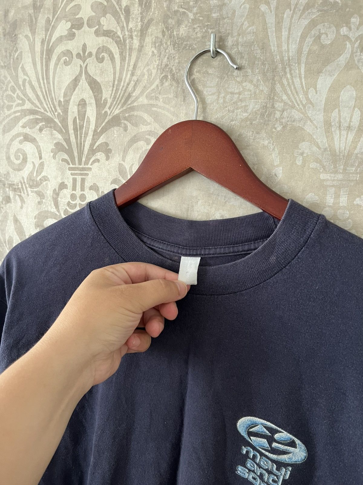 Vintage Vintage Maui and Sons Shark Graphic Tee Hawaii Surf Skate Size US L / EU 52-54 / 3 - 11 Thumbnail