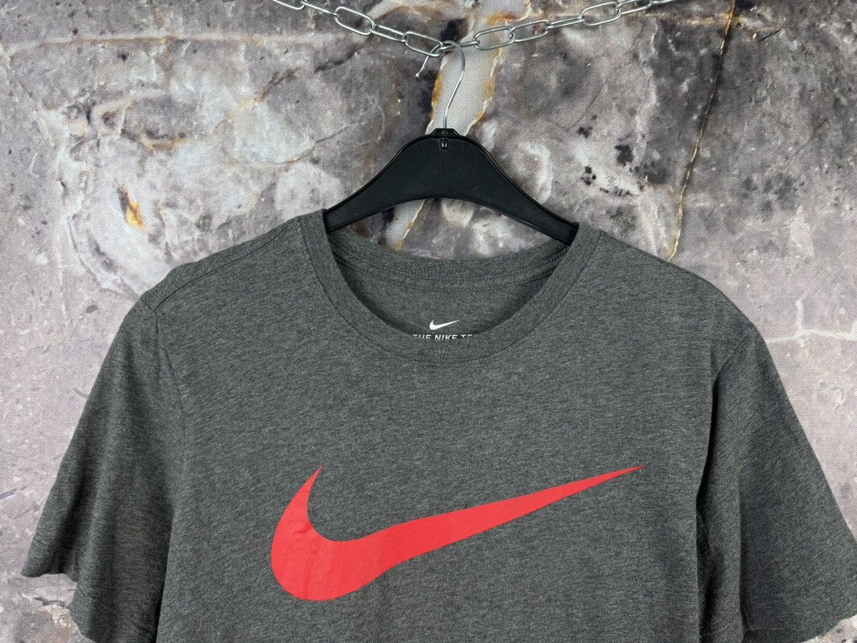 Nike Men’s Nike Swoosh T-Shirt Gray Red Streetwear Size Medium Size US M / EU 48-50 / 2 - 2 Thumbnail