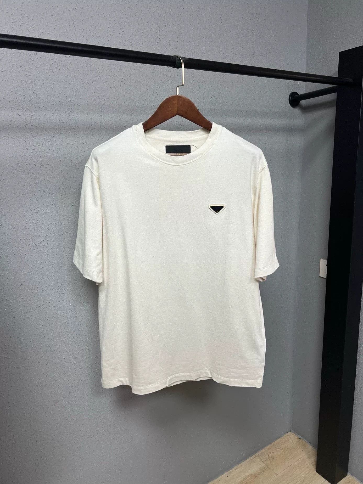 Prada Prada White Brass Triangle Logo Short-Sleeve Size US L / EU 52-54 / 3 - 1 Thumbnail