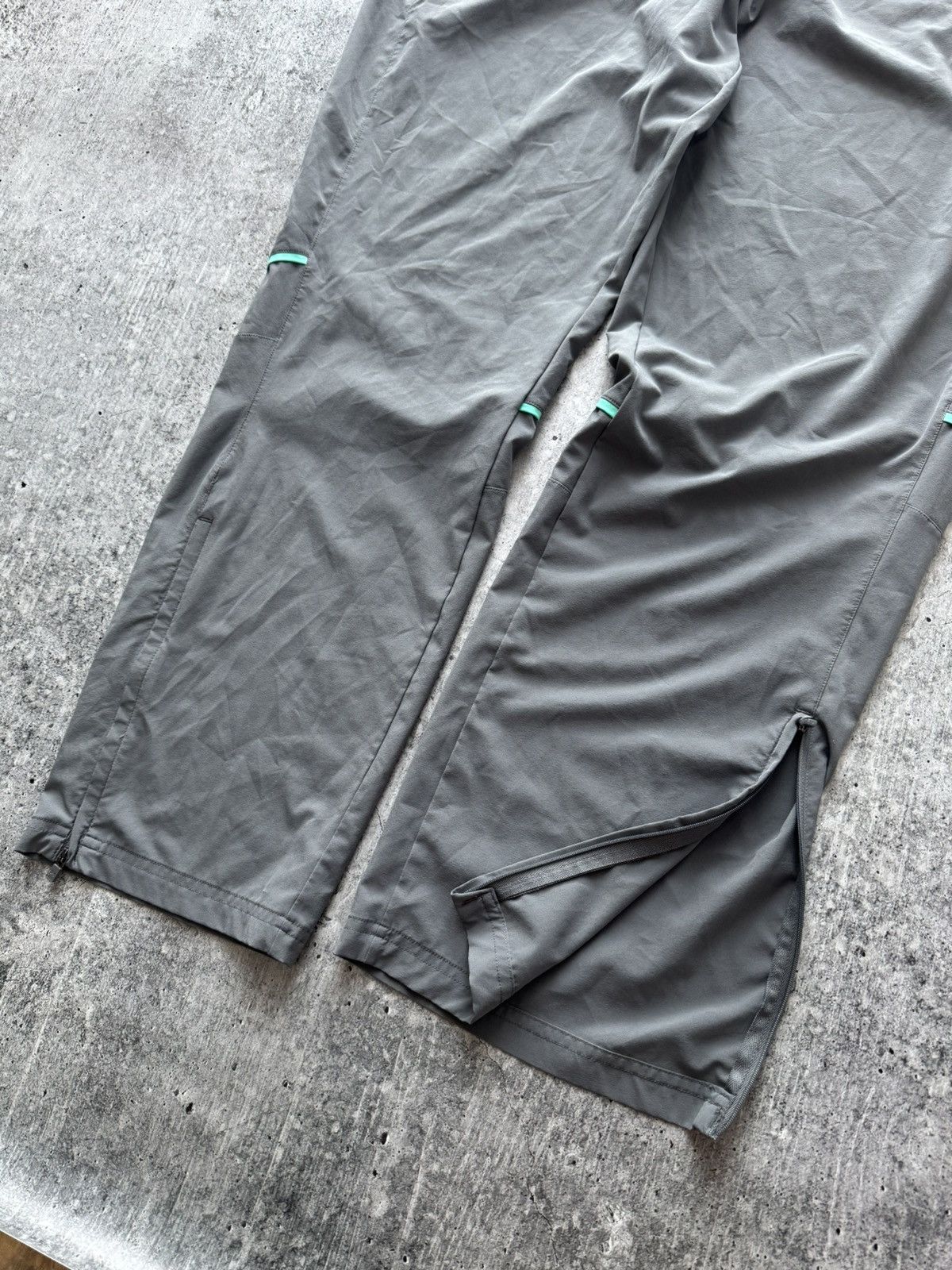 Under Armour Under Armour x Aston Villa Soccer Pants casual joggers Size US 40 / EU 56 - 3 Thumbnail