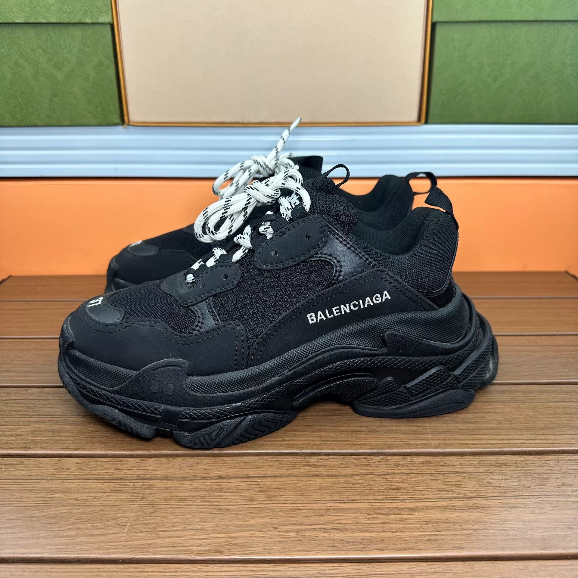 Balenciaga Balenciaga Black Lowtop Sneakers it_37 Women Size US 7 / IT 37 - 1 Thumbnail