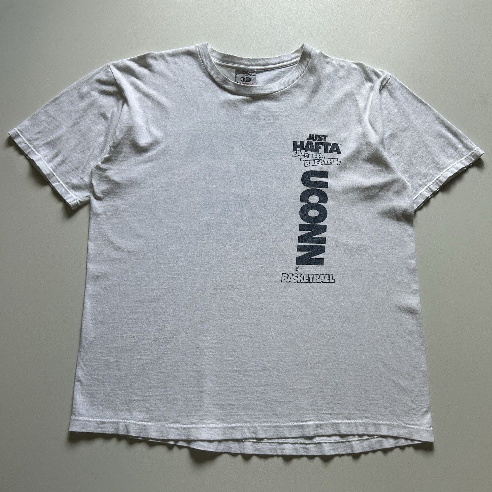 Fruit Of The Loom Vintage UConn Basketball T-Shirt Large Y2K NCAA College Art Size US L / EU 52-54 / 3 - 1 Thumbnail