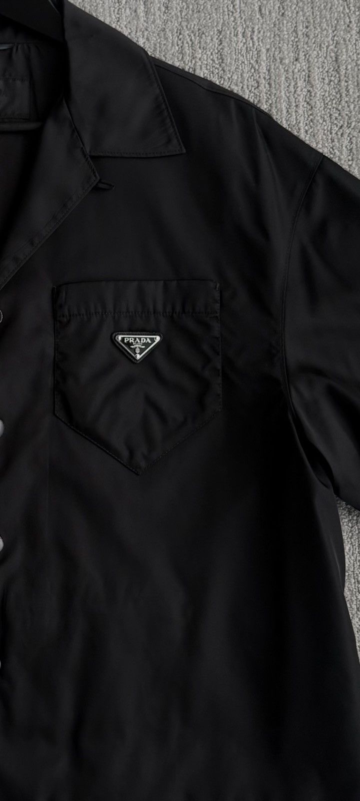 Prada PRADA LOGO PLAQUE NYLON GABARDINE BOWLING SHIRT IN BLACK Size US L / EU 52-54 / 3 - 4 Thumbnail