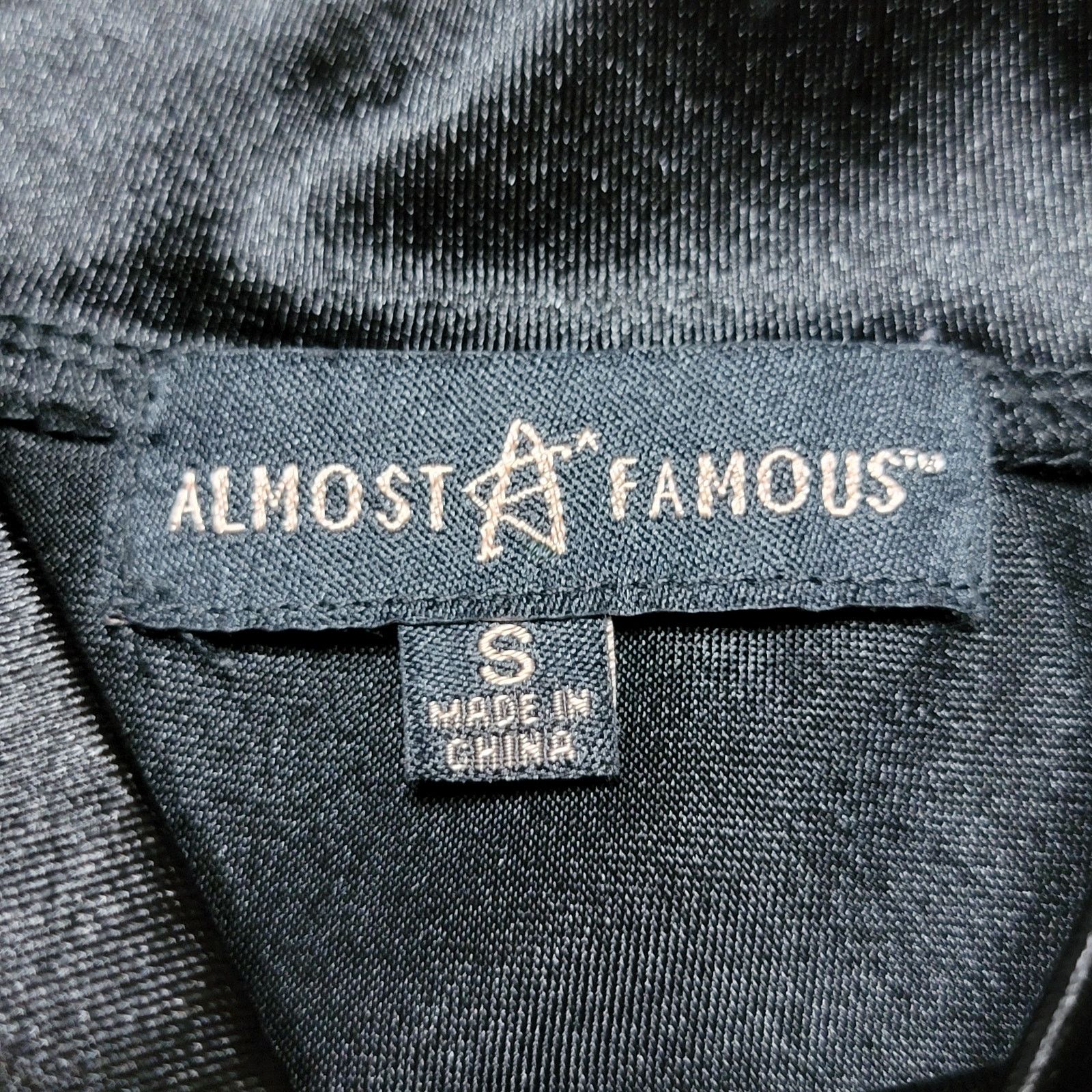 Almost Famous Almost Famous LS Mock Neck Crop Top w/ Chest Peephole- Small Size S / US 4 / IT 40 - 4 Thumbnail