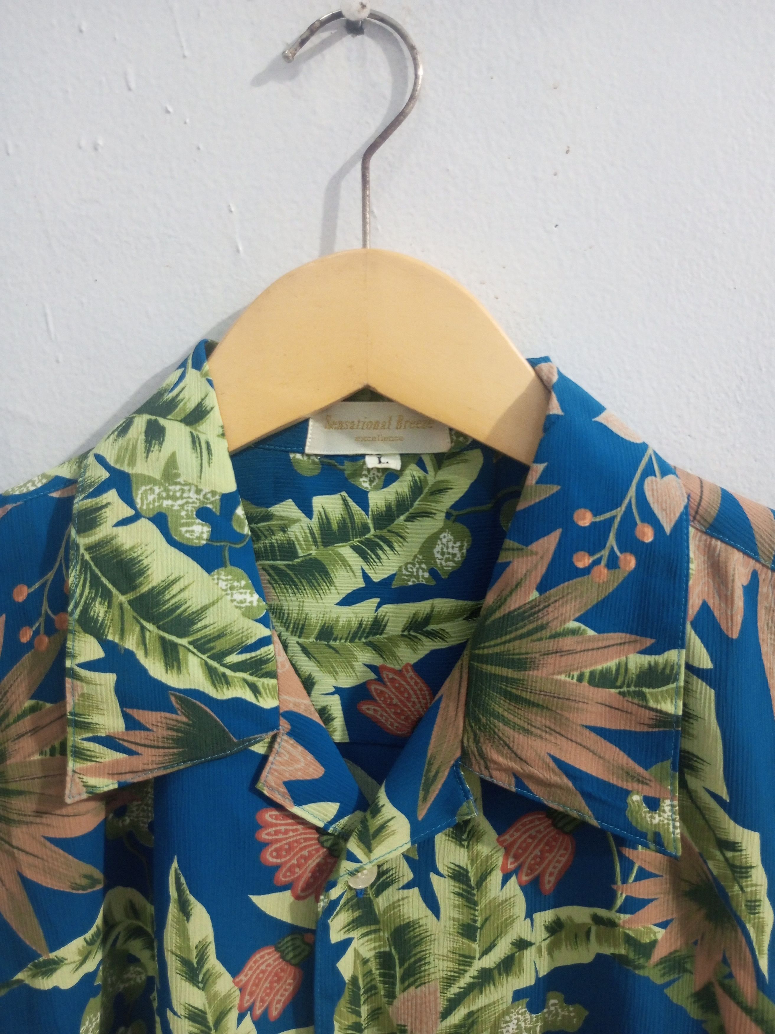20471120 Vintage sensasional breeze folral Hawaiian silk shirt Size US L / EU 52-54 / 3 - 8 Thumbnail