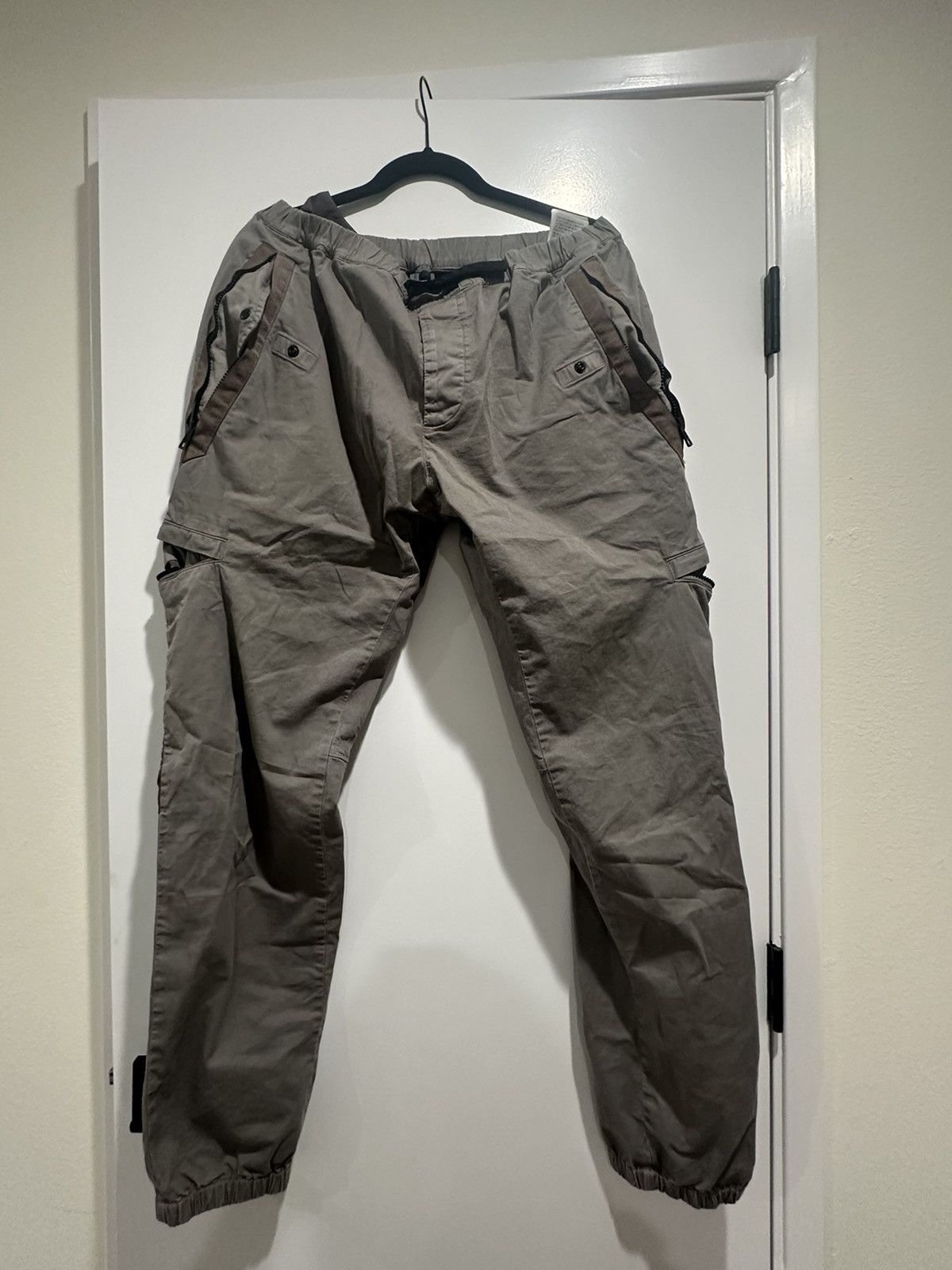 Image of Moncler Ski Cargo Pants in Grey, Men's (Size 36)