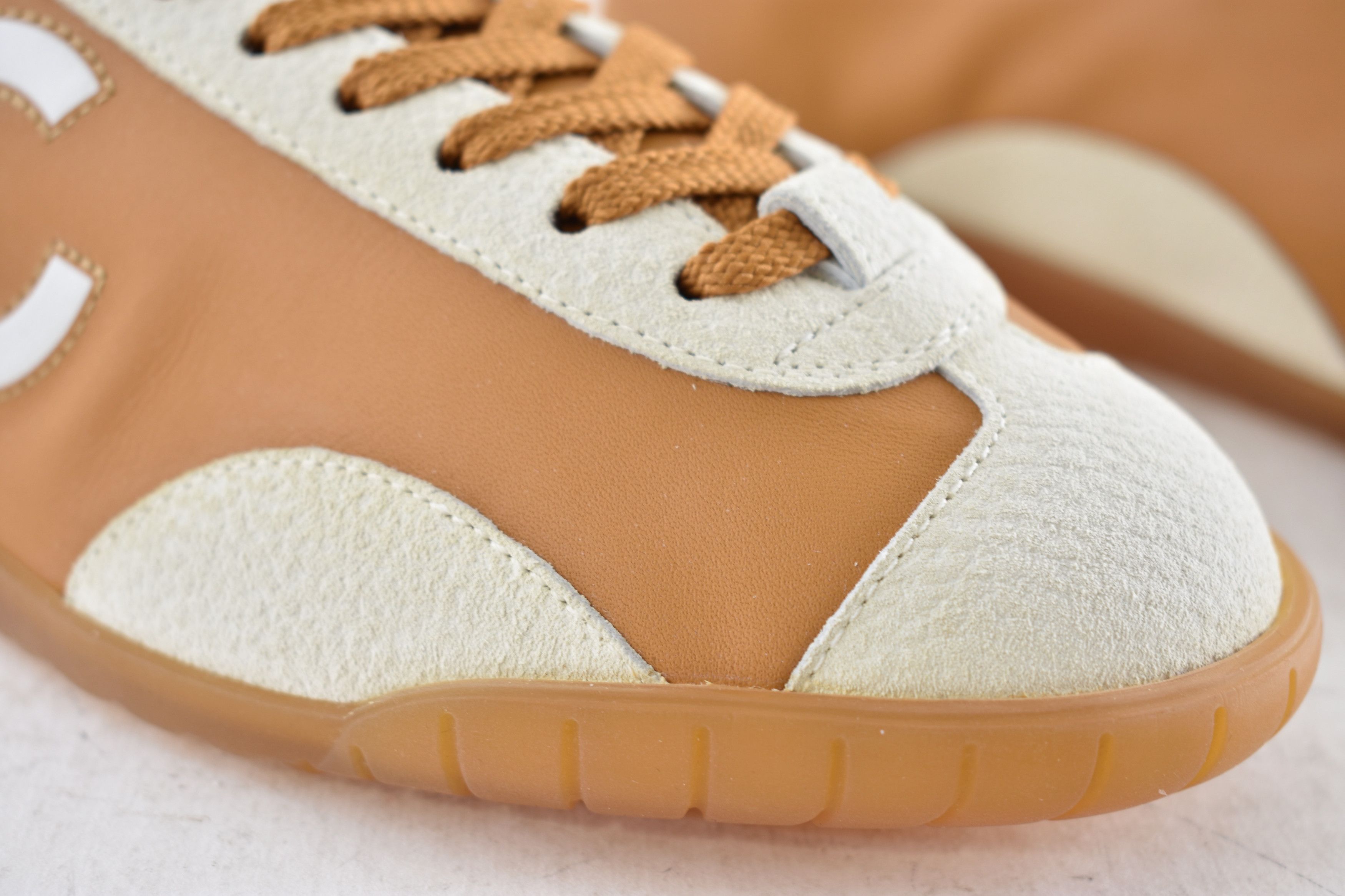 Chanel 26P White Leather Suede CC Logo Runner Trainer Sneaker 39.5 Size US 9.5 / IT 39.5 - 9 Thumbnail