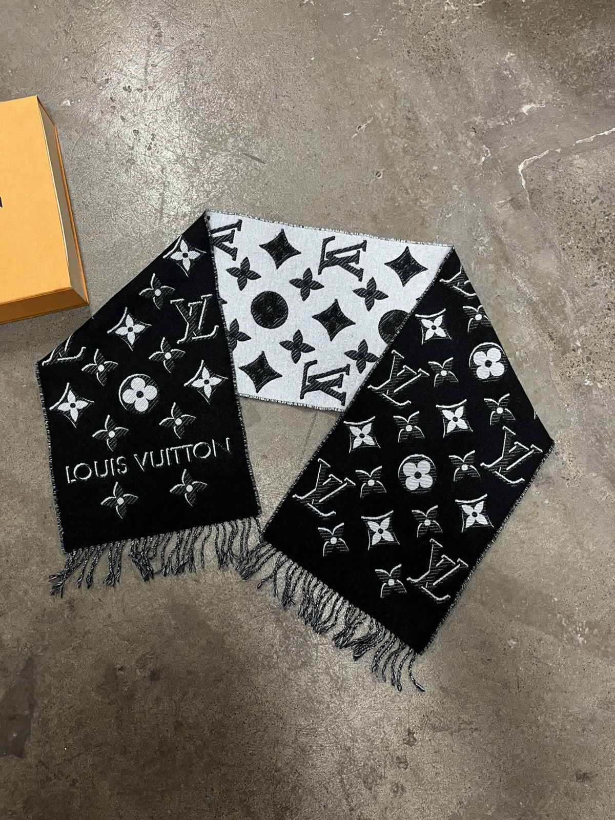 Louis Vuitton Louis Vuitton Scarf Size ONE SIZE - 1 Thumbnail