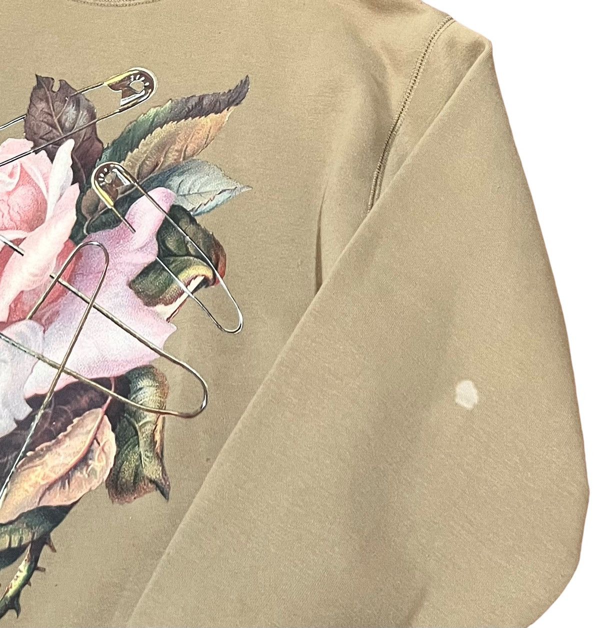 GU × Undercover Undercover x gu rose and safety pin light brown sweatshirt Size US M / EU 48-50 / 2 - 2 Thumbnail