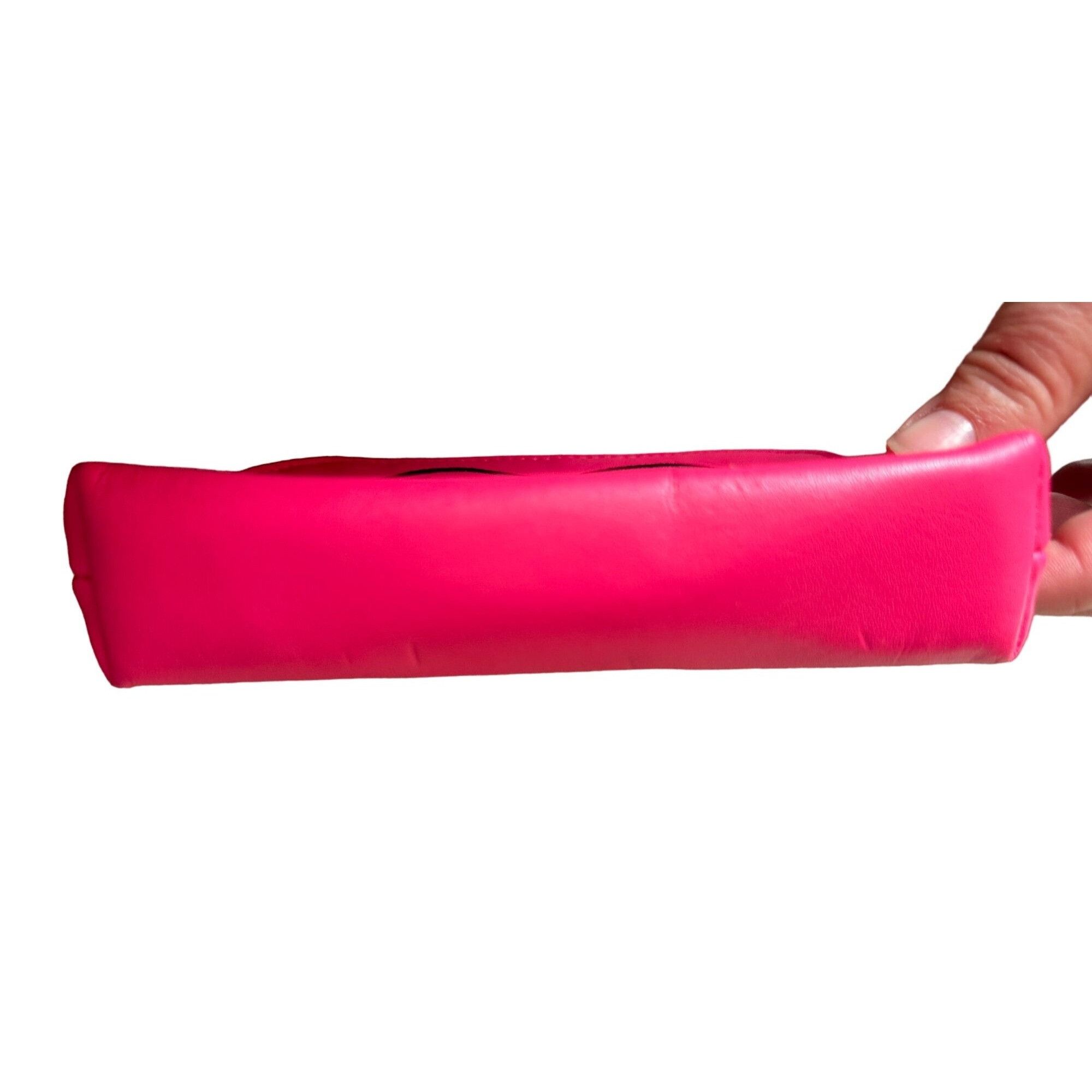 Victoria's Secret Victoria's Secret ''Love Victoria'' Hot Pink Zippered Makeup Size ONE SIZE - 5 Thumbnail
