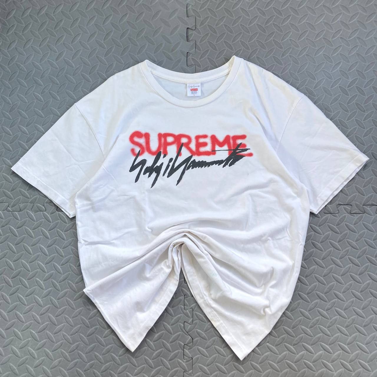 Supreme × Yohji Yamamoto A/W20 Spell Out Tee Size US L / EU 52-54 / 3 - 1 Thumbnail