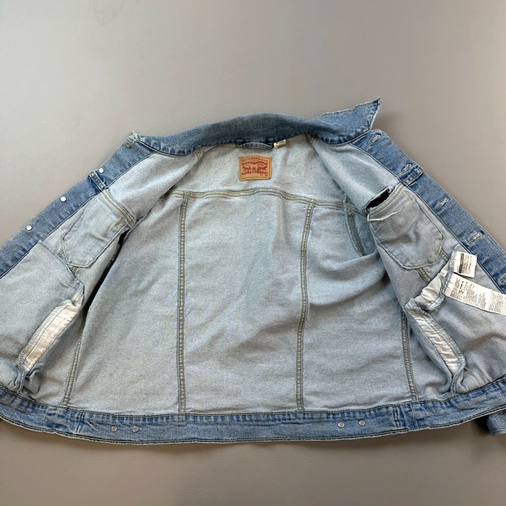 Levi's VINTAGE Levi’s Jacket Women 1X Blue Medium Wash Denim Trucker Distressed Stretch Size XL / US 12-14 / IT 48-50 - 7 Thumbnail