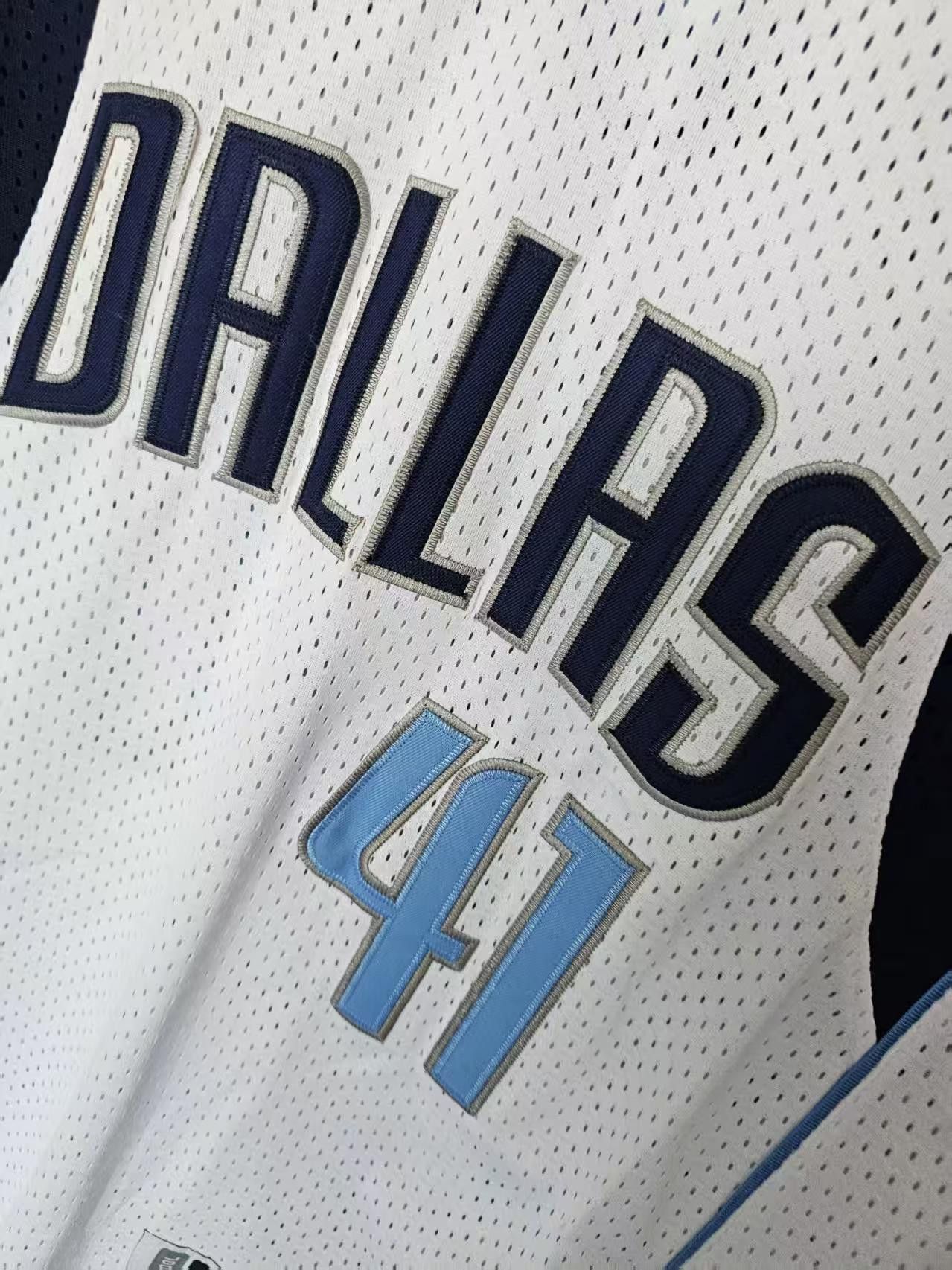 NBA Mavericks 41 Dirk Nowitzki Jersey White Size US M / EU 48-50 / 2 - 4 Thumbnail