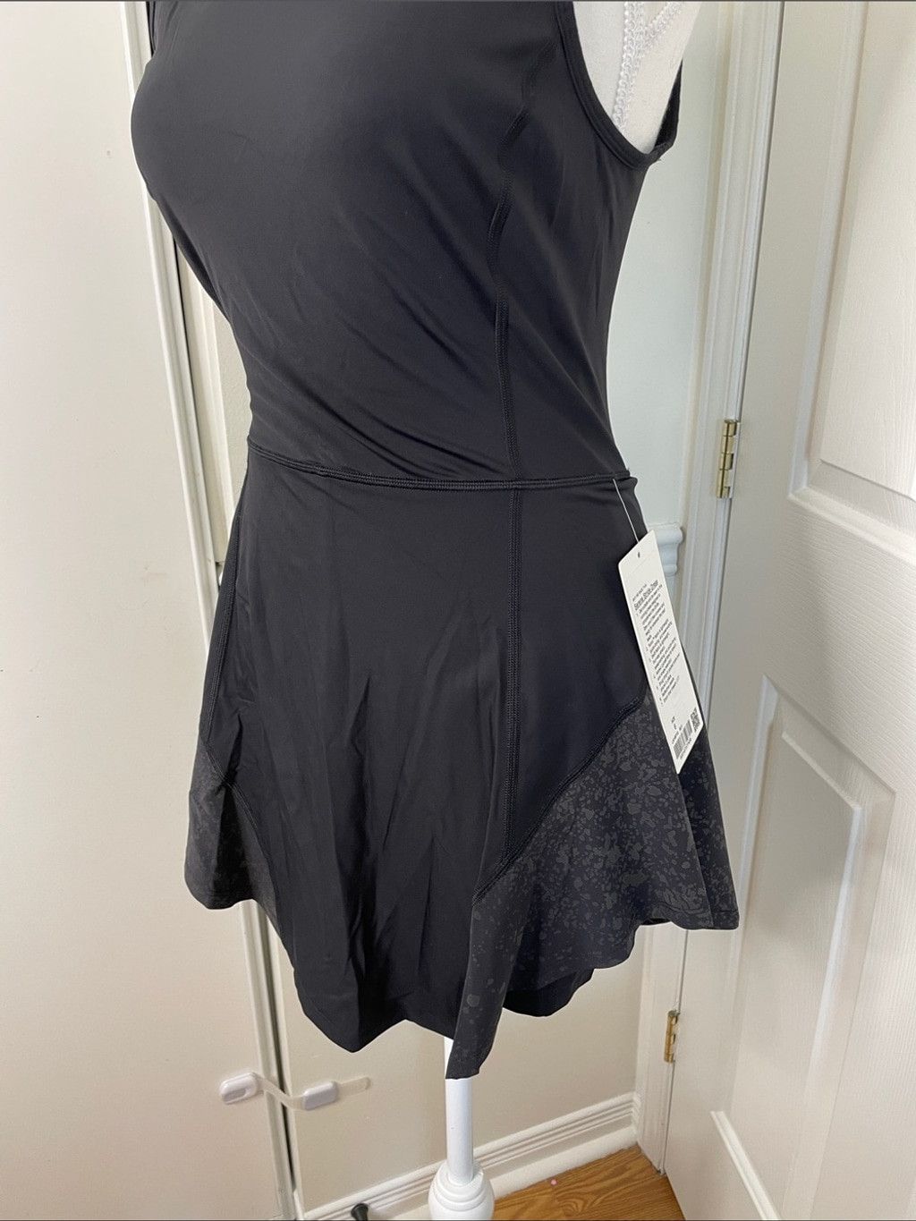 Lululemon NWT Lululemon Serene Stride Dress Black 6 Size M / US 6-8 / IT 42-44 - 5 Thumbnail