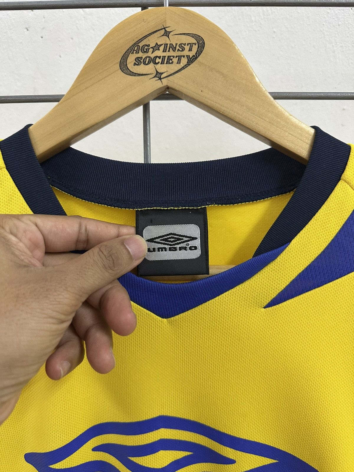 Umbro Rare Vintage Umbro Sweden Colourway Jersey By Descente Size US M / EU 48-50 / 2 - 5 Thumbnail