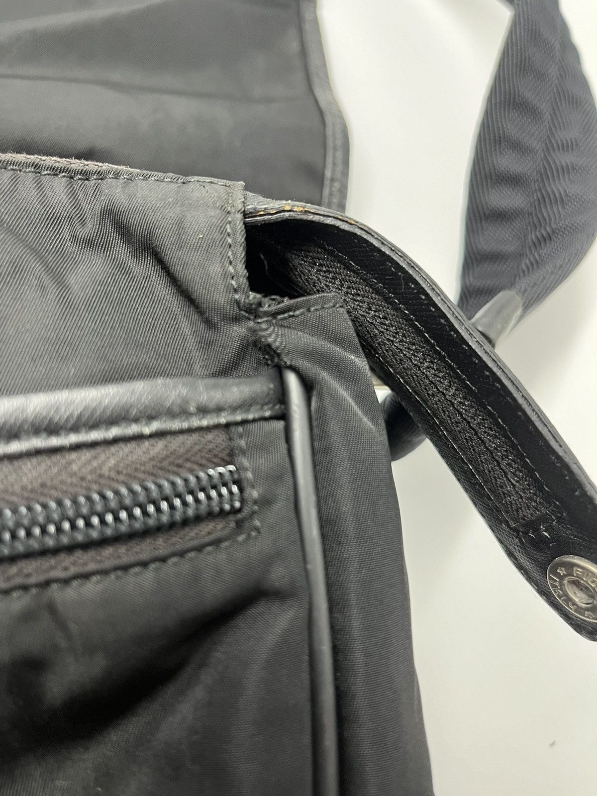 Prada Authentic PRADA Tessuto Messenger Bag Size ONE SIZE - 16 Thumbnail