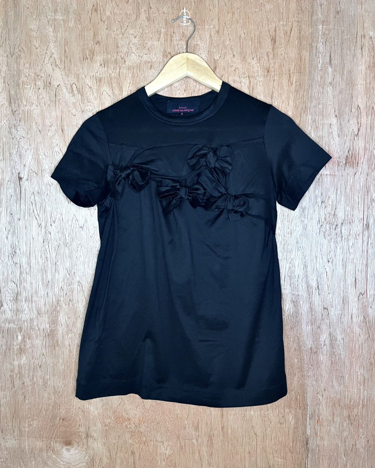 Tricot Comme des Garcons ⦁ tricot COMME des GARÇONS Black Satin Bow T-Shirt Size S / US 4 / IT 40 - 1 Thumbnail
