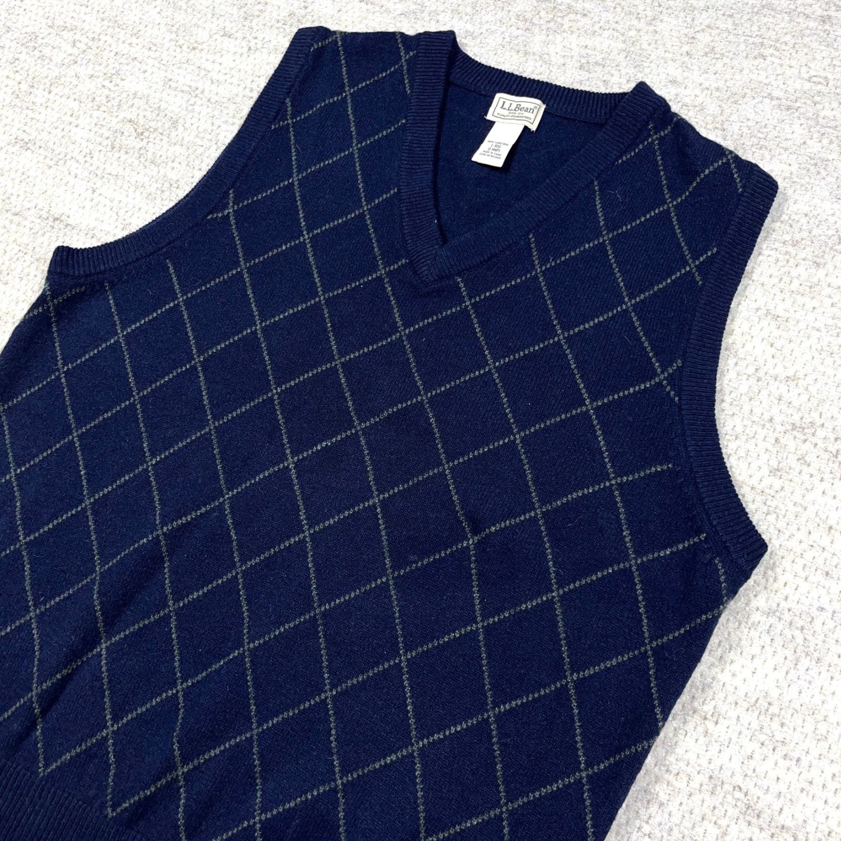 Vintage LL Bean Sweater Vest Men Large Navy Blue Wool V Neck Diamond Size US L / EU 52-54 / 3 - 2 Thumbnail