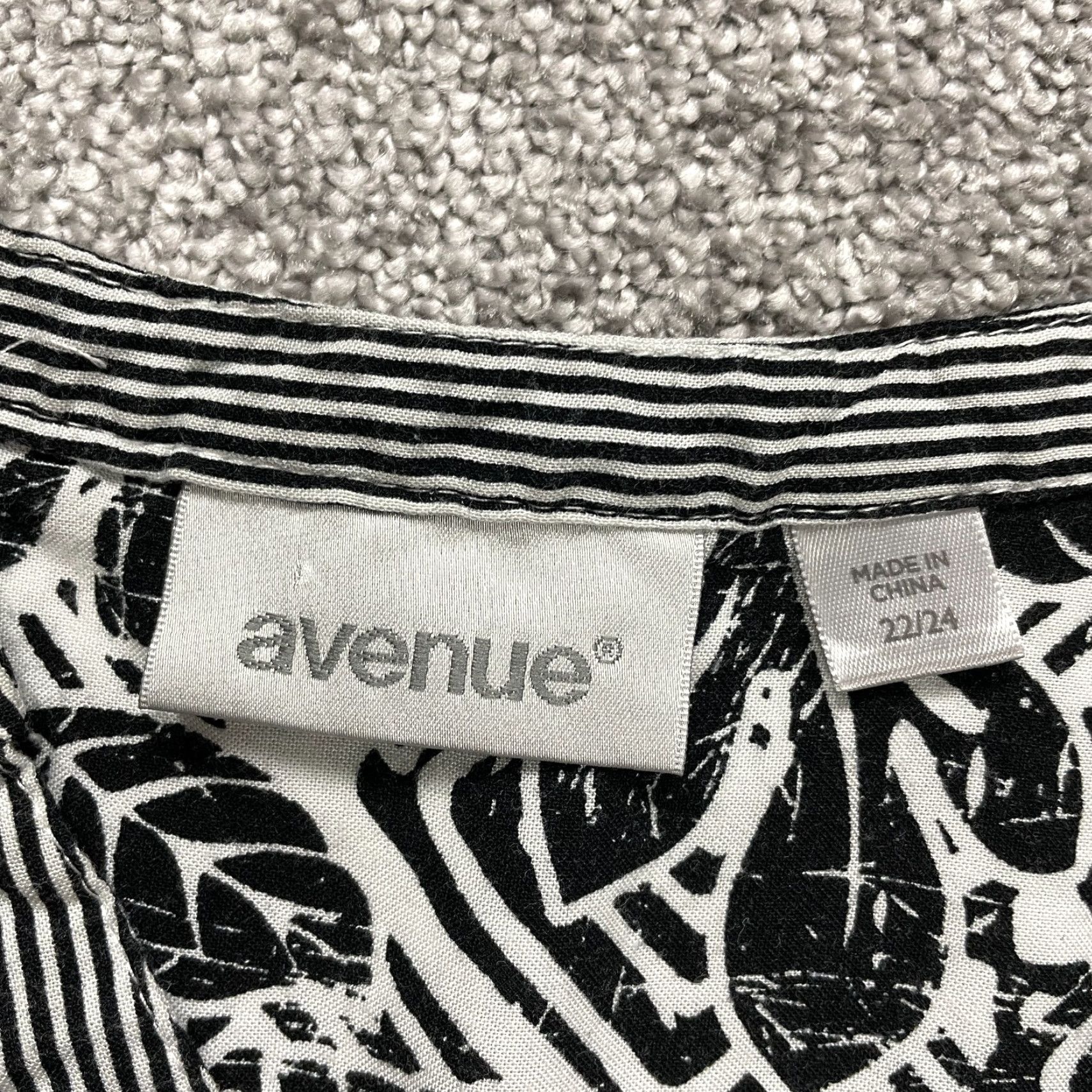Avenue VINTAGE Avenue Women's Button-Down Blouse Shirt Plus 22 Floral Long Sleeve Knit Casual Top Black White Size 3XL / US 20-22 - 4 Thumbnail