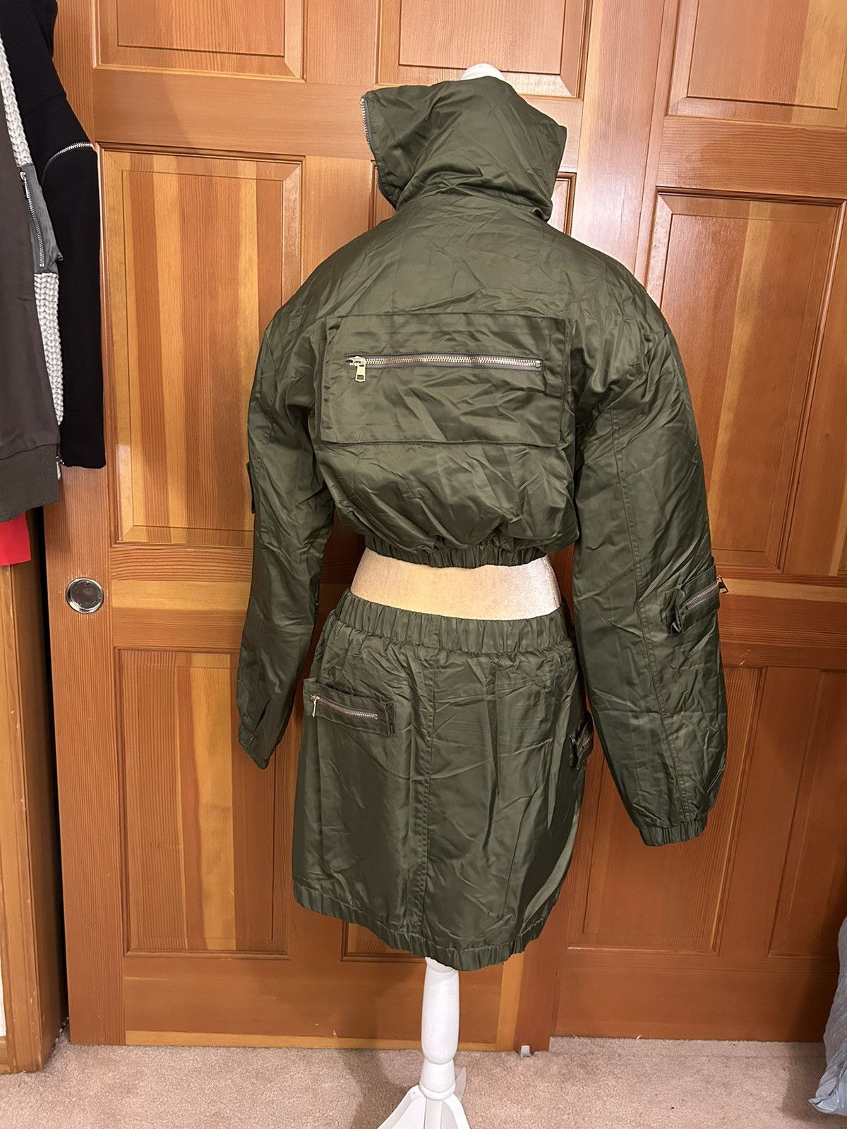 Designer × Other NWT, Lavishly Paris Army Green Two Piece Puffer Suit. Size M / US 6-8 / IT 42-44 - 4 Thumbnail