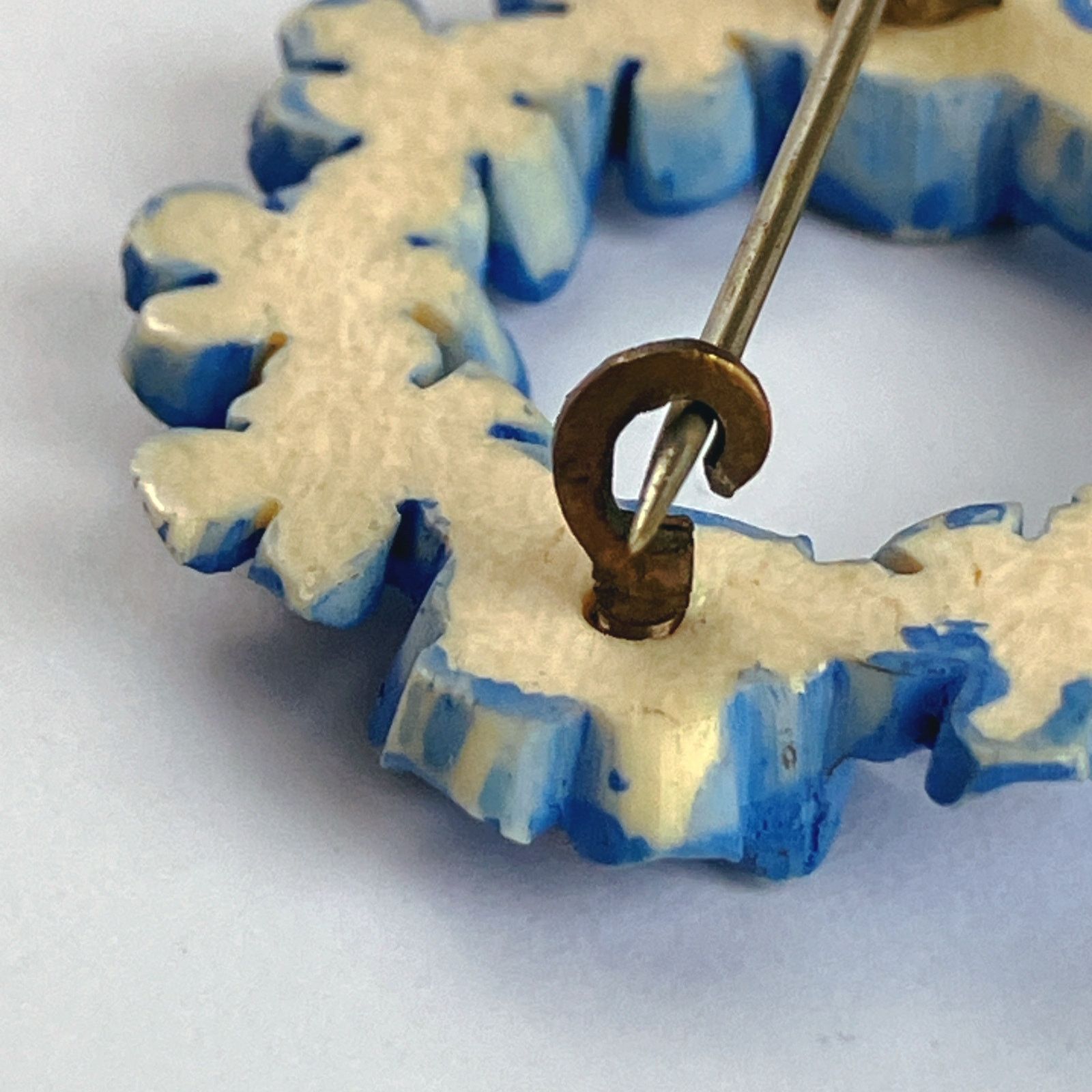 Vintage Vintage 1940s Hand Painted Brooch Blue Forget Me Not Wreath Size ONE SIZE - 9 Thumbnail