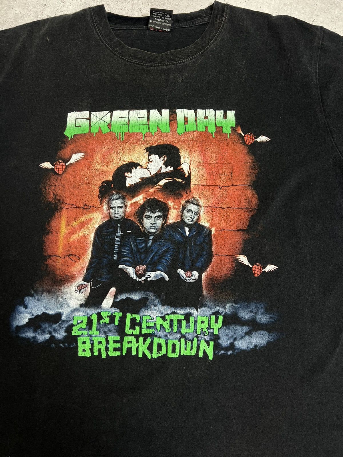 Band Tees × Vintage Vintage 2000s Green Day 21st Century Breakdown Faded T Shirt Size US XL / EU 56 / 4 - 4 Thumbnail