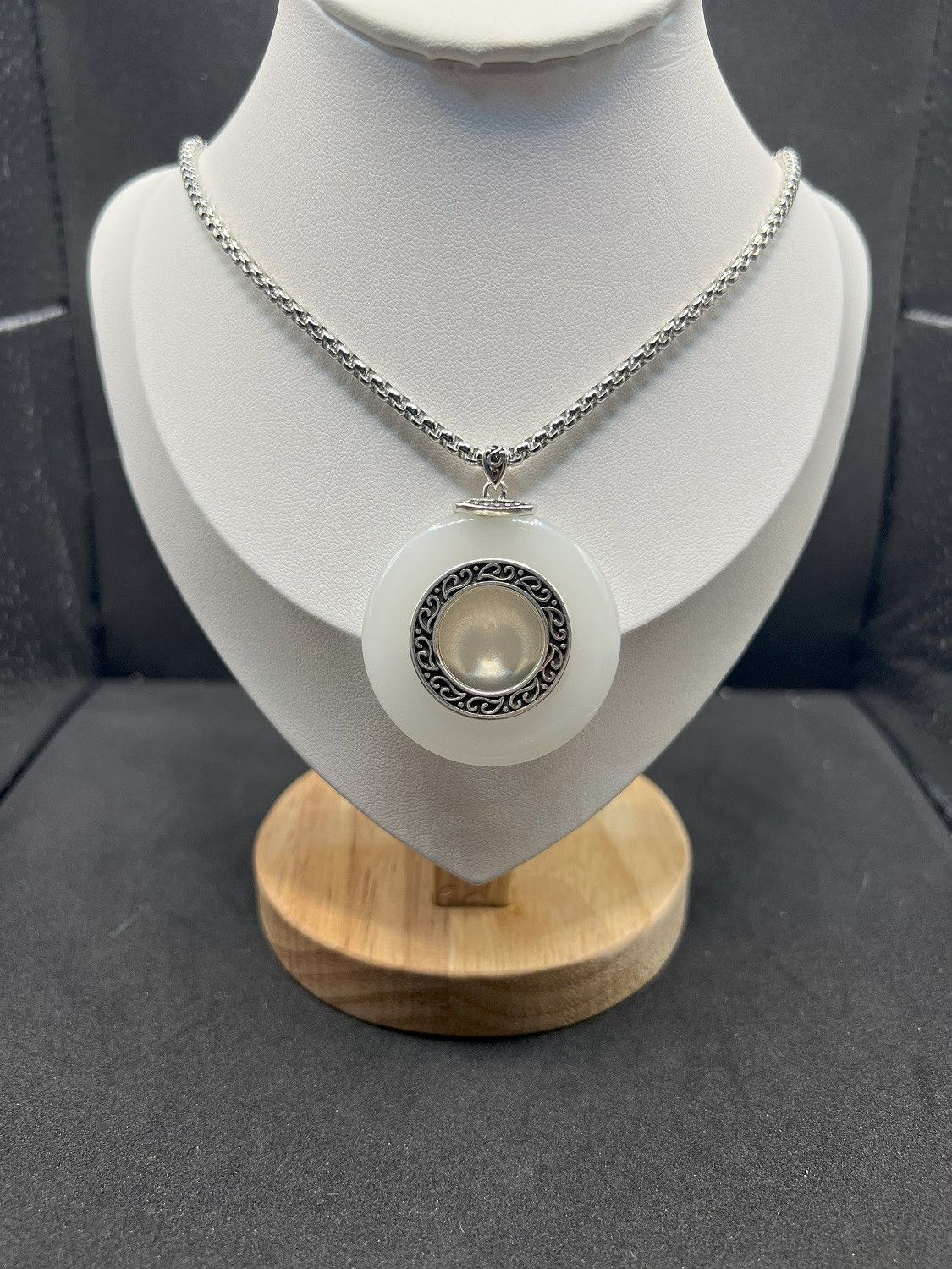 Jewelry Big Round White Jade Silver Chain Necklace Size ONE SIZE - 1 Thumbnail