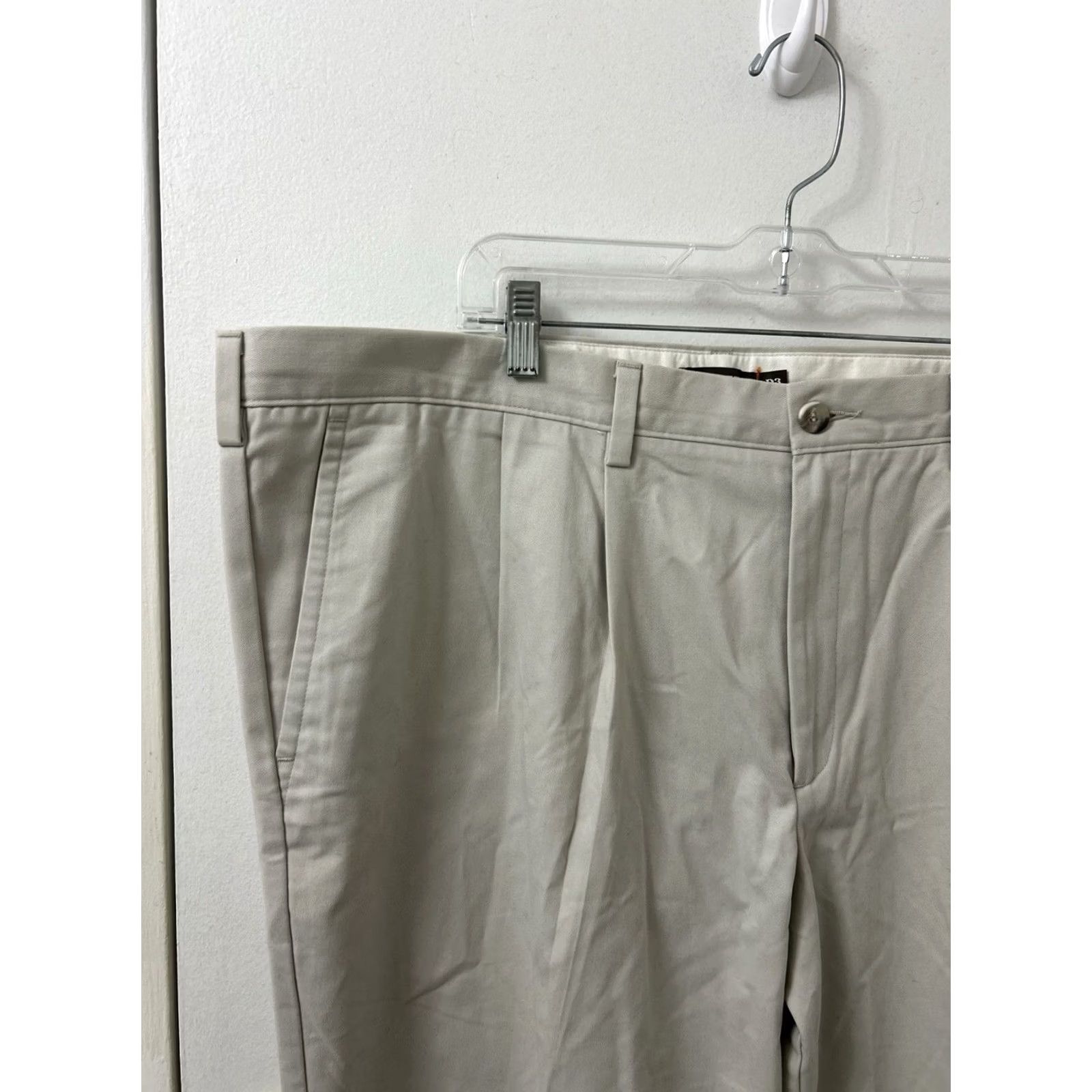 Dockers VINTAGE? No. Dockers D3 Khaki Pants Mens 44x32 Beige Classic Fit Pleated Chino YKK Trousers Size US 44 / EU 60 - 4 Thumbnail