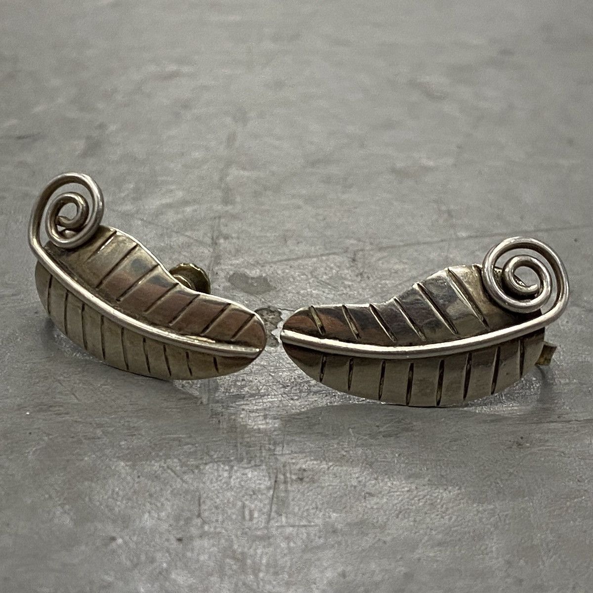 Kapital × Vintage Vtg 60s 70s Navajo Sterling Silver Feather Clip Earrings Size ONE SIZE - 2 Thumbnail
