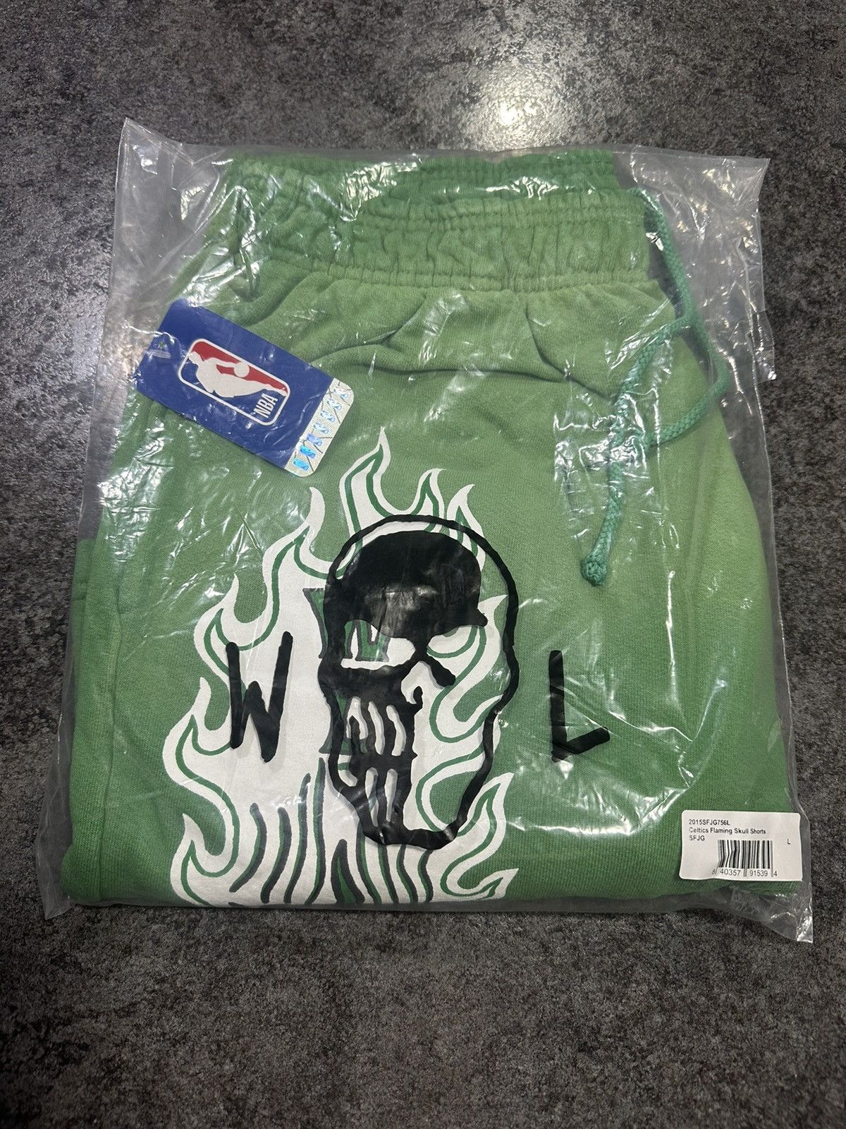 Warren Lotas Warren Lotas Boston Celtics Flaming Skull Shorts size L Size US 32 / EU 48 - 2 Thumbnail