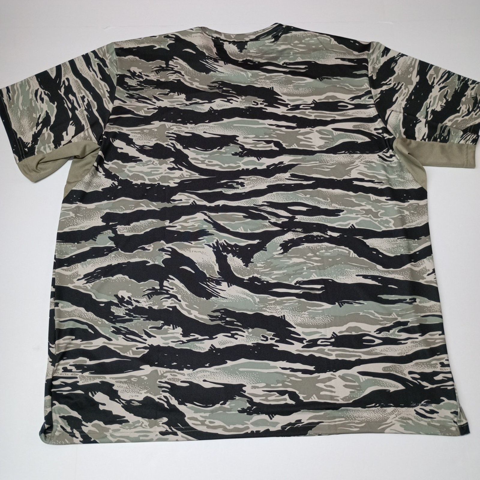Adidas Adidas Camo Graphic T-Shirt Men Size 2XL Silver Pebble Black Size US XXL / EU 58 / 5 - 7 Thumbnail