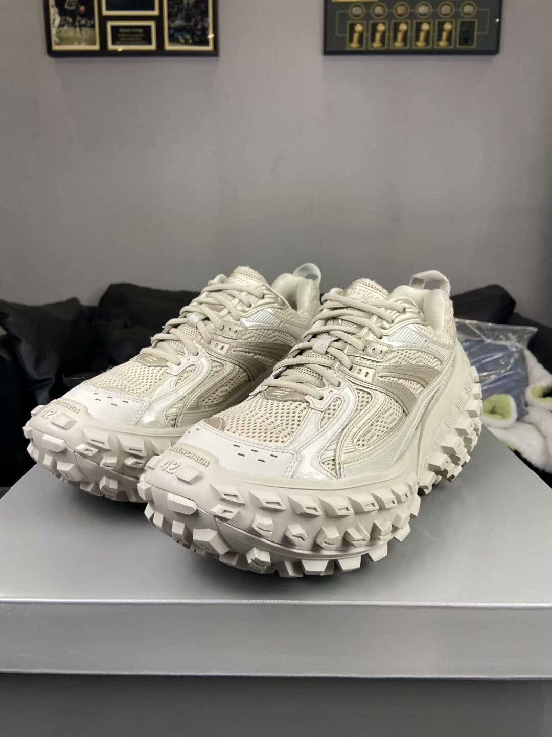 Balenciaga Balenciaga Lowtop Sneakers 42 Men Size US 9 / EU 42 - 1 Thumbnail