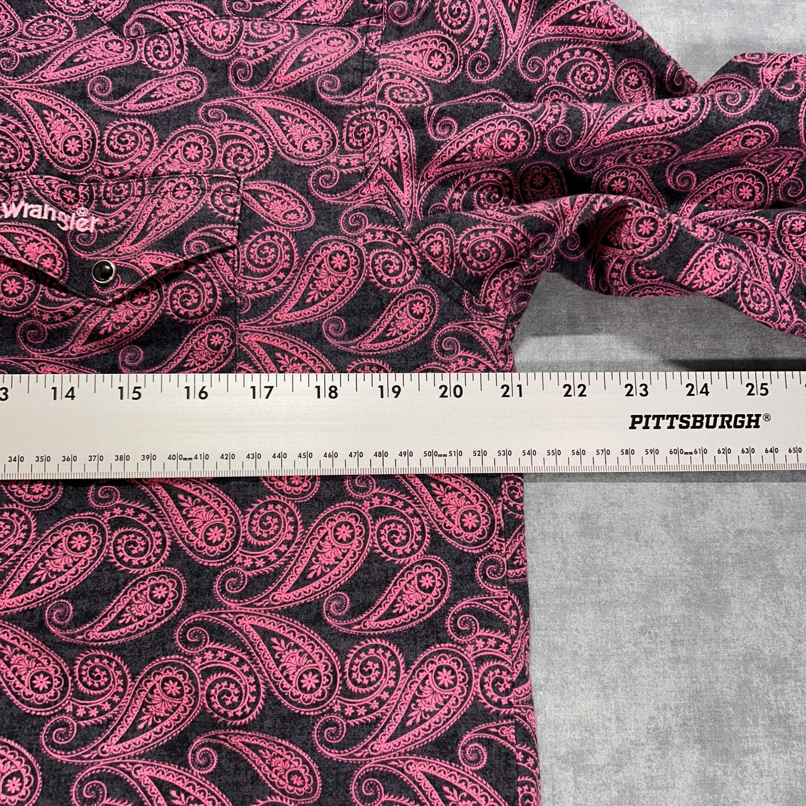 Wrangler Wrangler Paisley Breast Cancer Awareness pearl snap mens M Size US M / EU 48-50 / 2 - 5 Thumbnail