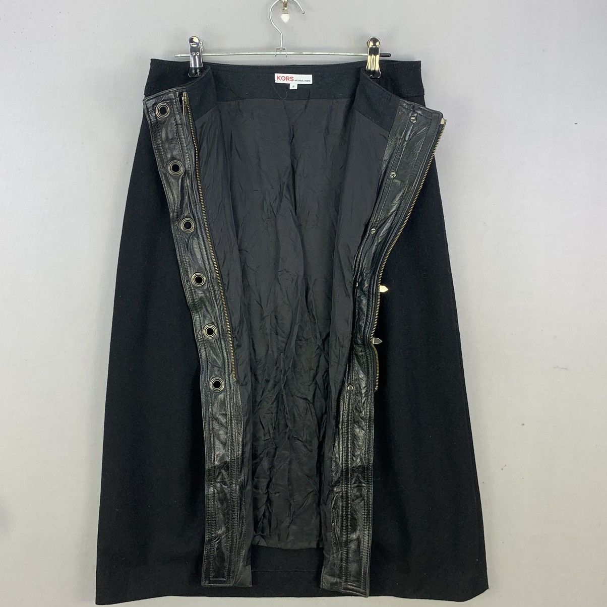 Michael Kors Michael Kors Vintage Black Midi Skirt Front Buckle Strap Size 28" / US 6 / IT 42 - 10 Thumbnail