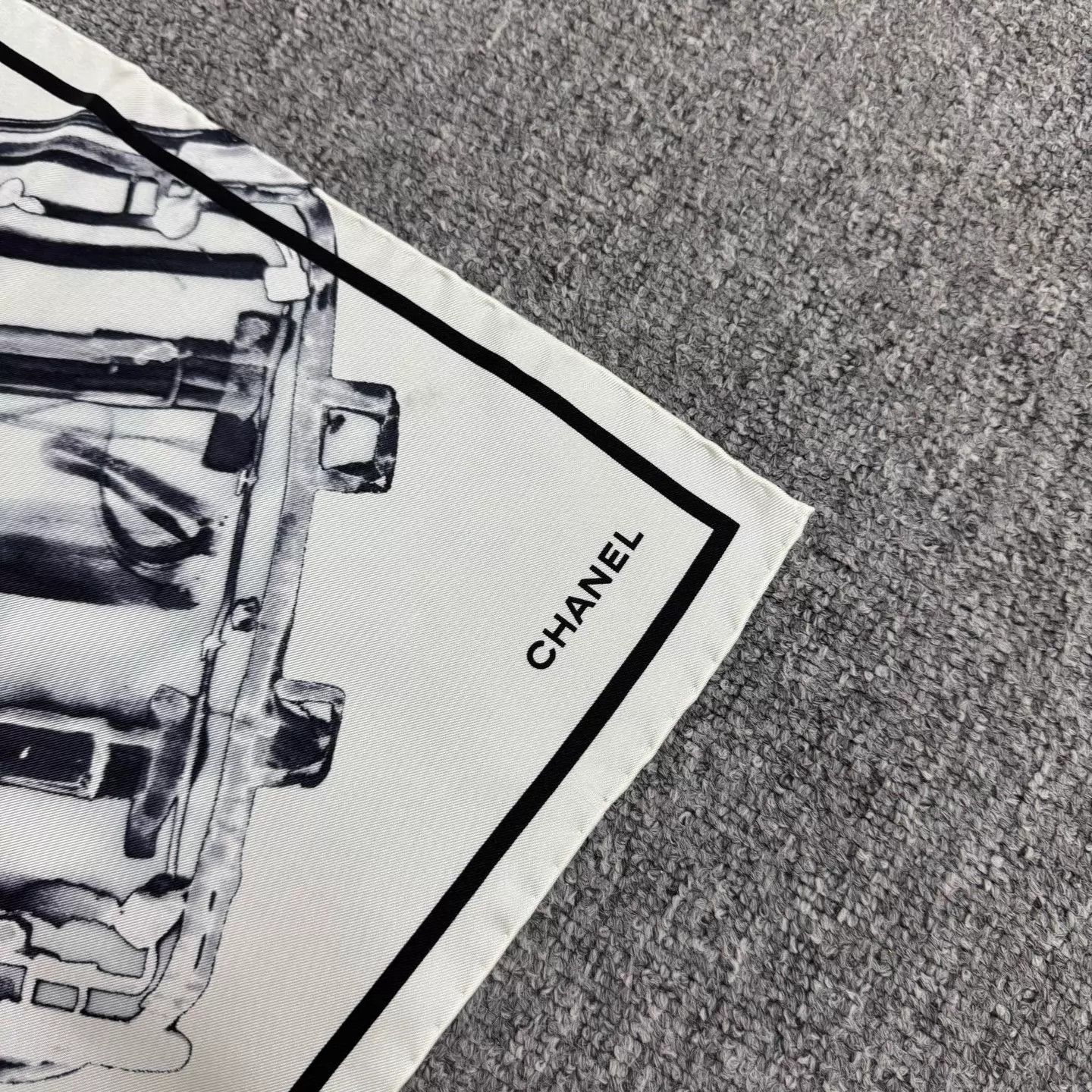 Chanel Chanel B&W sketch bag silk 90x90 unused boxed Size ONE SIZE - 4 Thumbnail