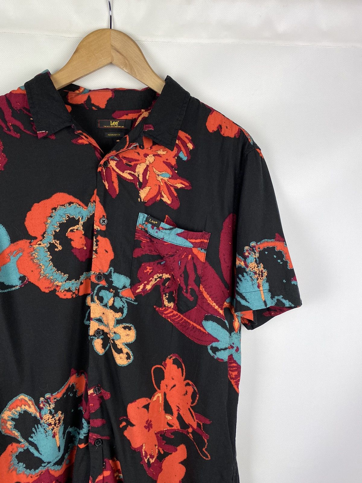 Lee Lee men’s Hawaiian overprinted shirt size L Size US L / EU 52-54 / 3 - 5 Thumbnail
