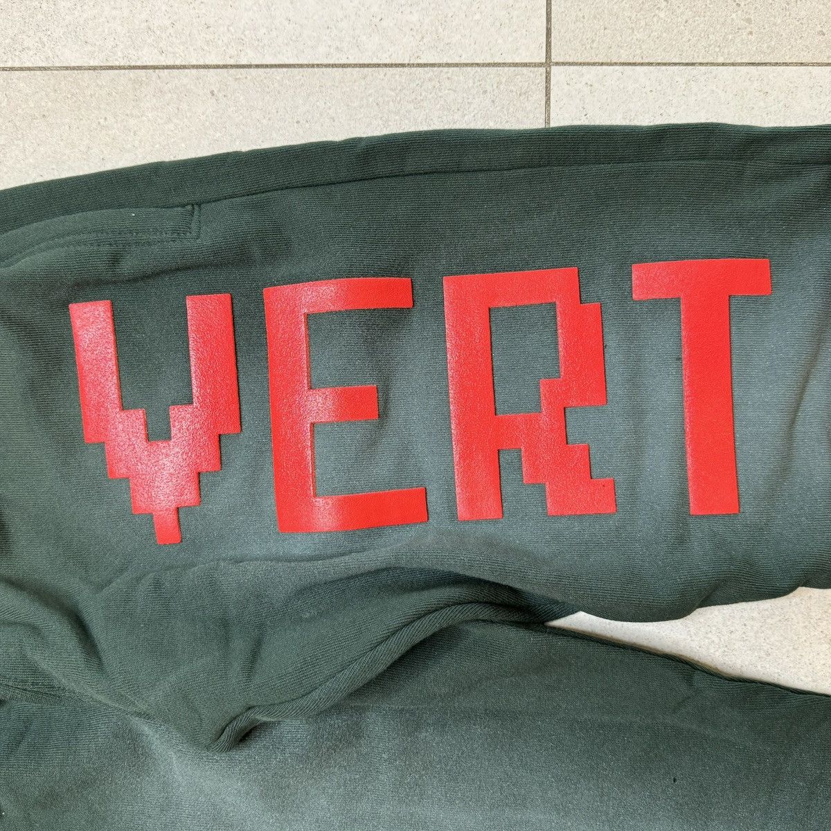 Vertabrae Vertabrae green/red sweatpants SIZE MEDIUM Size US 31 - 4 Thumbnail