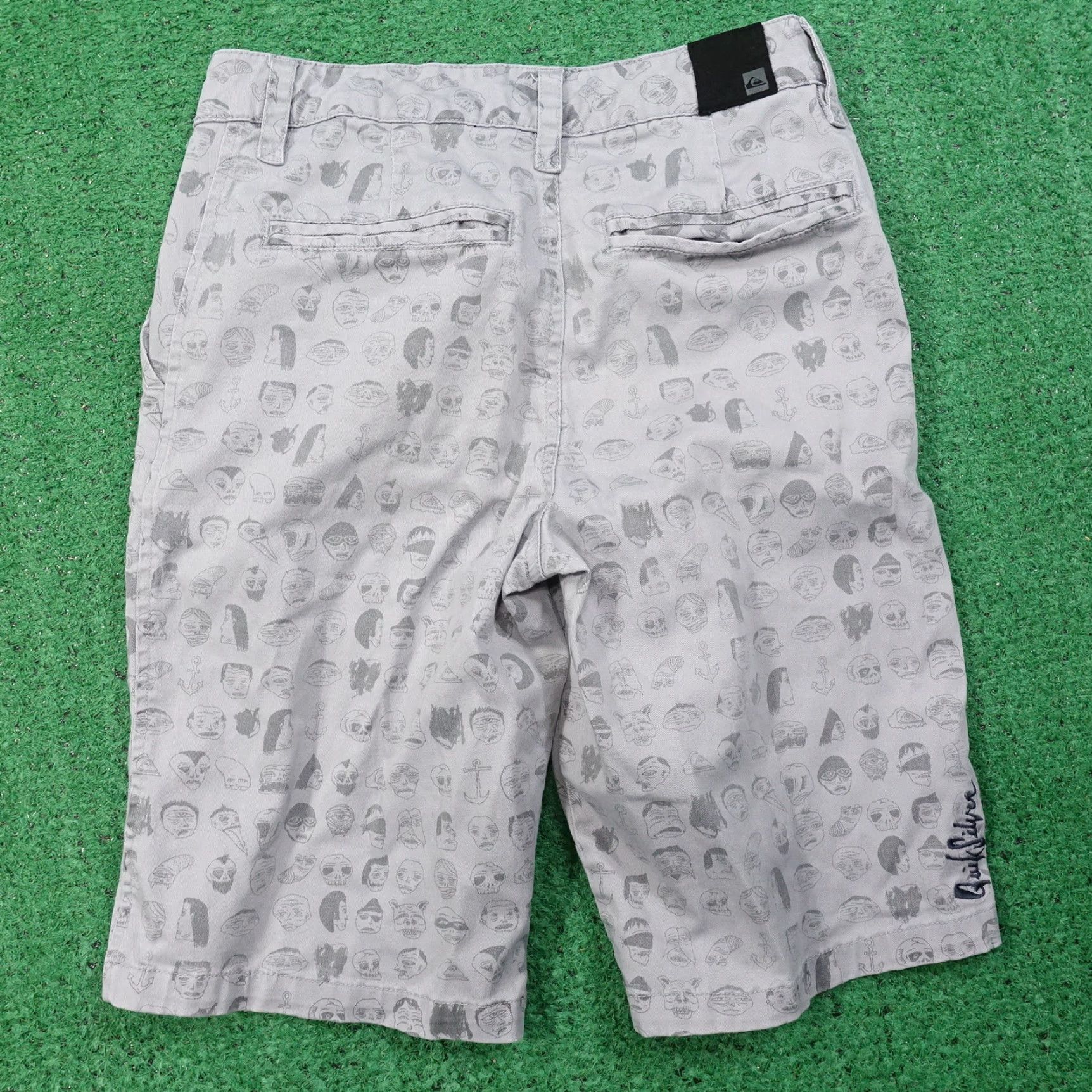 Quiksilver QUIKSILVER Gray Cartoon Faces Flat Front Shorts Adult 26 Gray 27x10 Casual Belt Loops Hard to Find 90s Style Mens Size US 26 / EU 42 - 4 Thumbnail