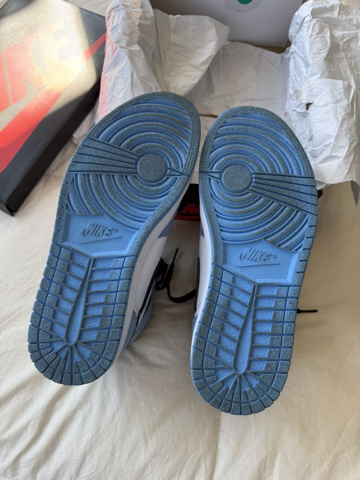Jordan Brand Jordan 1 Retro High OG University Blue Size US 9.5 / EU 42-43 - 4 Thumbnail