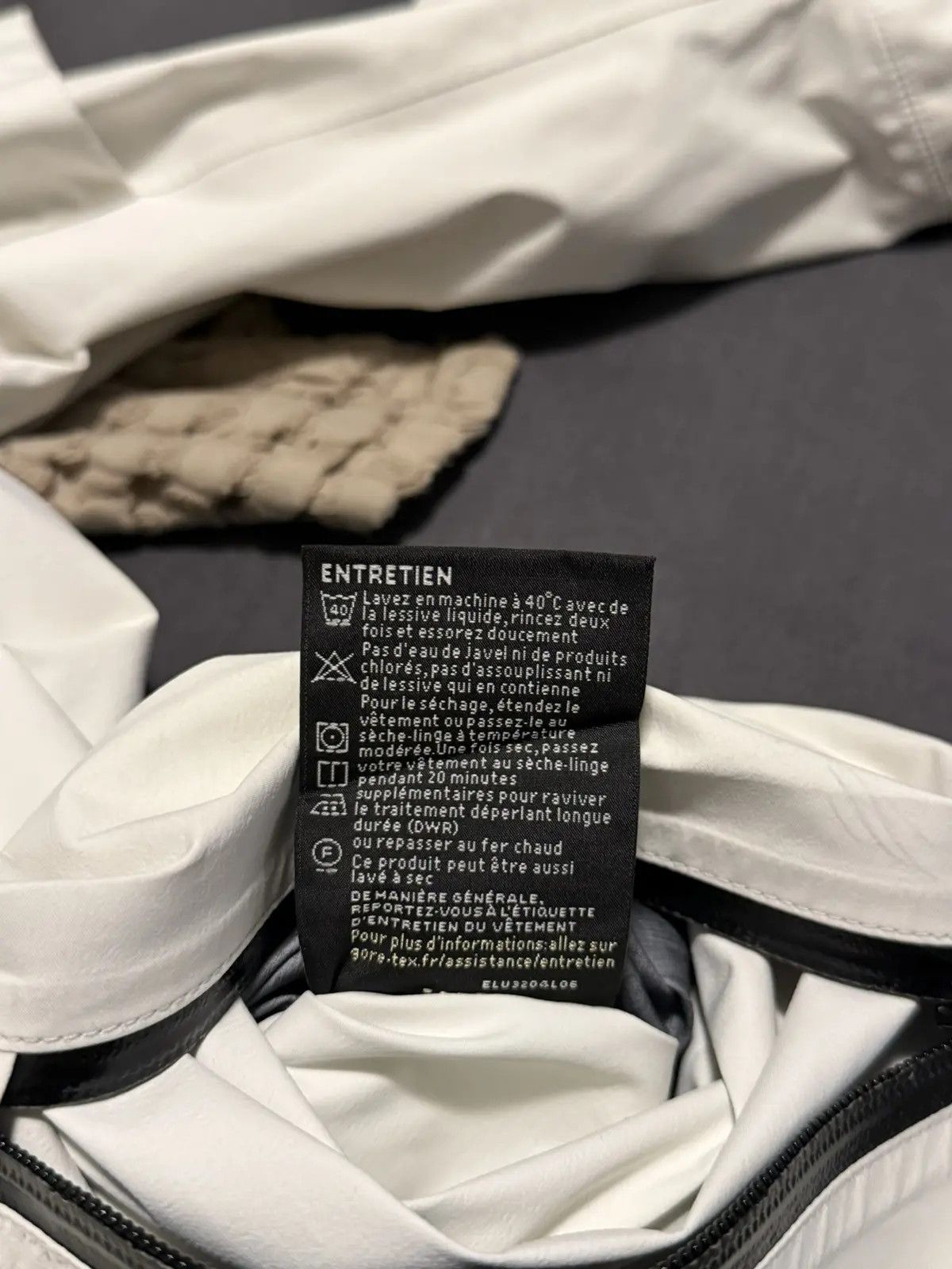 Acronym Acronym J1wts-gt size xs Size US XS / EU 42 / 0 - 10 Thumbnail