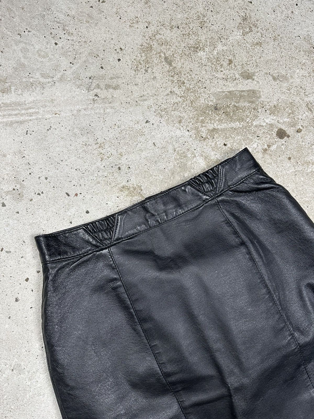 Japanese Brand Vintage Y2K Black Genuine Leather Mini Skirt Avant Garde Size 26" / US 2 / IT 38 - 10 Thumbnail
