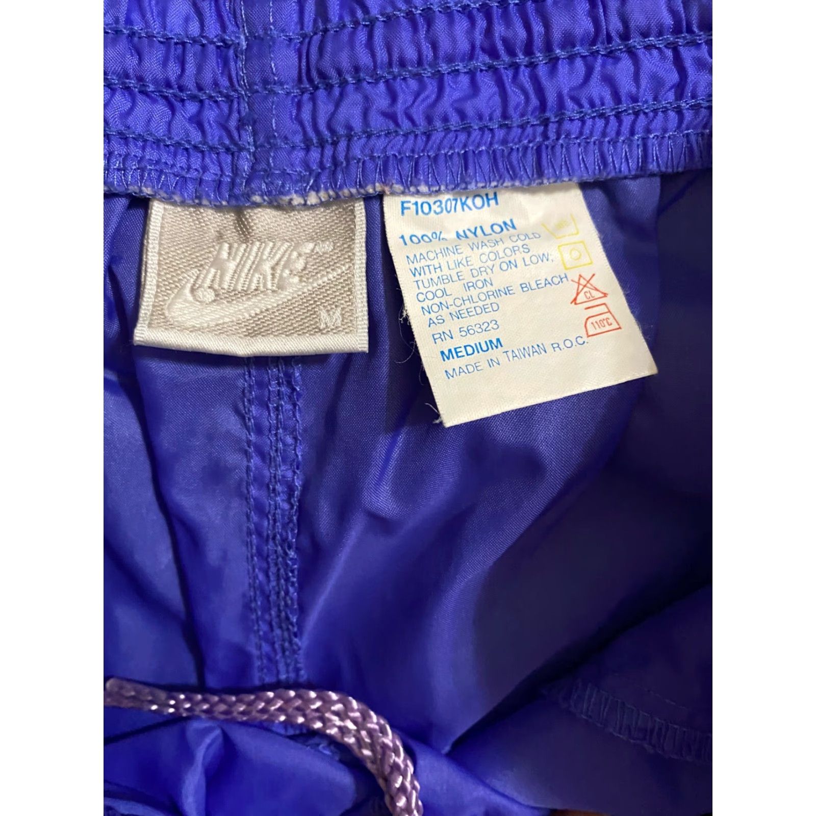 Nike VINTAGE Nike Grey Tag Purple Med Nylon Windbreaker Running Pants EUC Woman Track Pants M Gray Baggy Drawstring Logo Lightweight Activewear Size 32" / US 10 / IT 46 - 3 Thumbnail