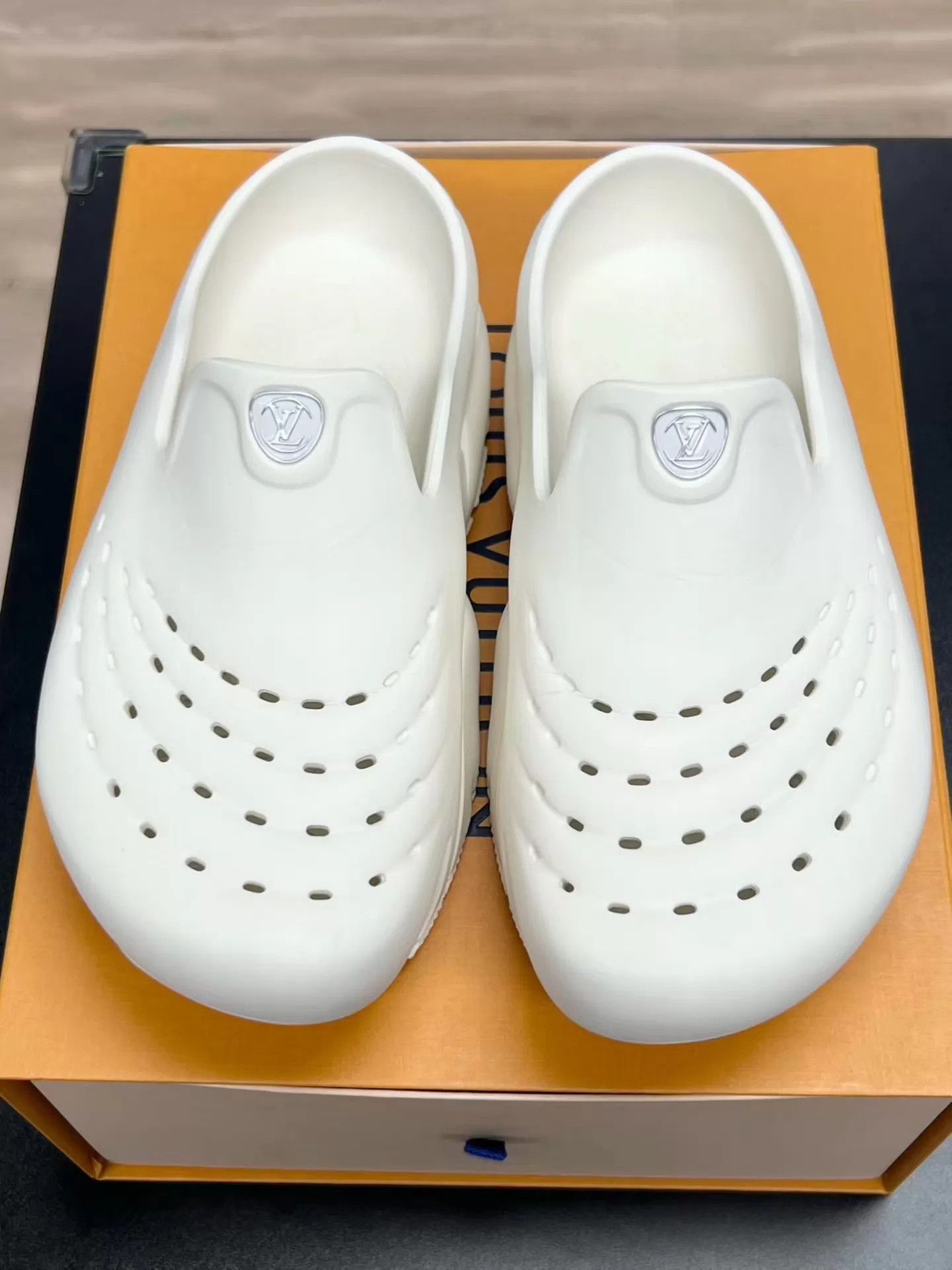 Louis Vuitton LV Shark Slippers White 41 Thick Sole Elevated Size US 8 / EU 41 - 3 Thumbnail