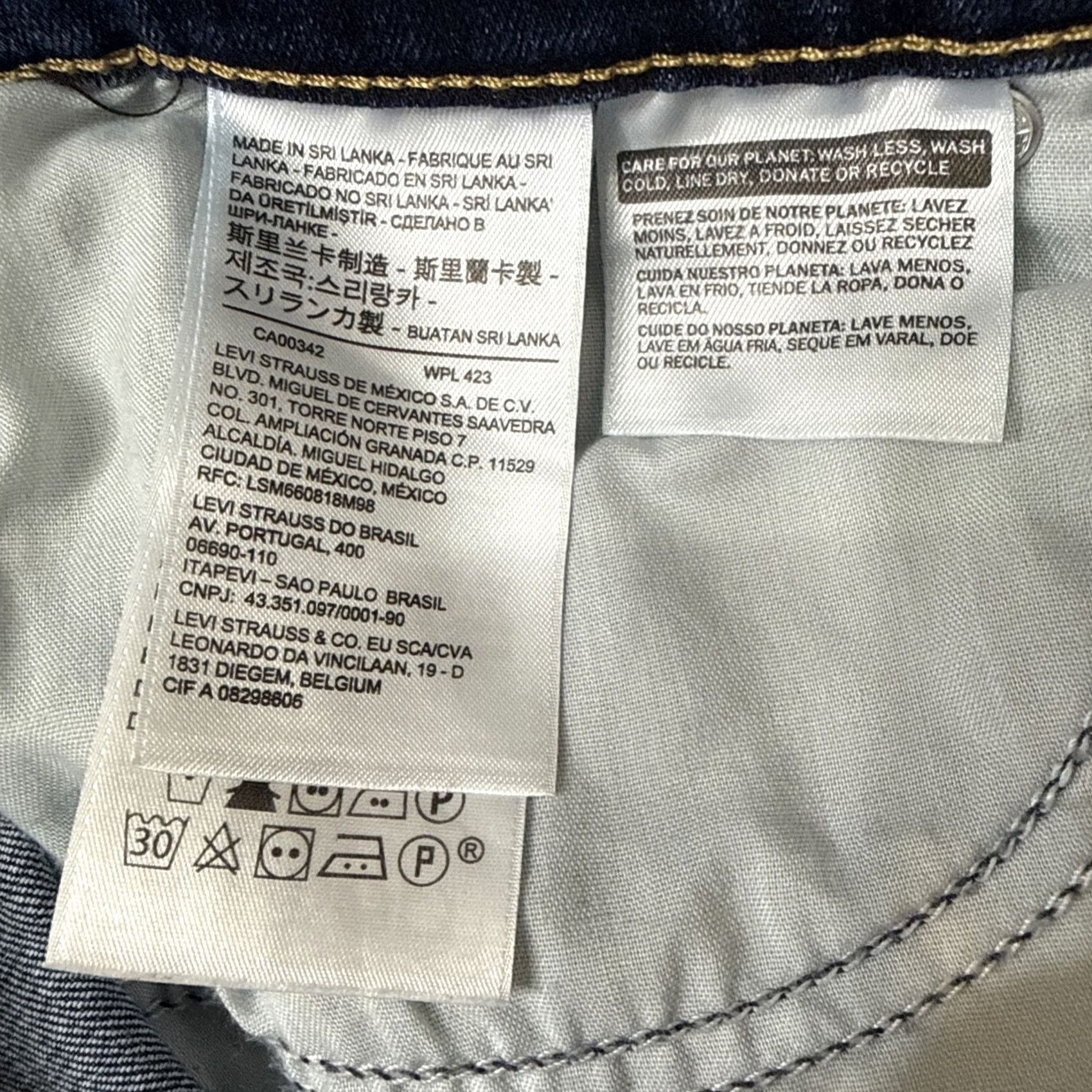 Denime VINTAGE Levi’s Levi Strauss Classic Straight Womens Jeans 18W Medium Wash Denim Jeans 5-Pocket High Rise Button Zip Plus Size Womens Size 40" / US 18 - 6 Thumbnail